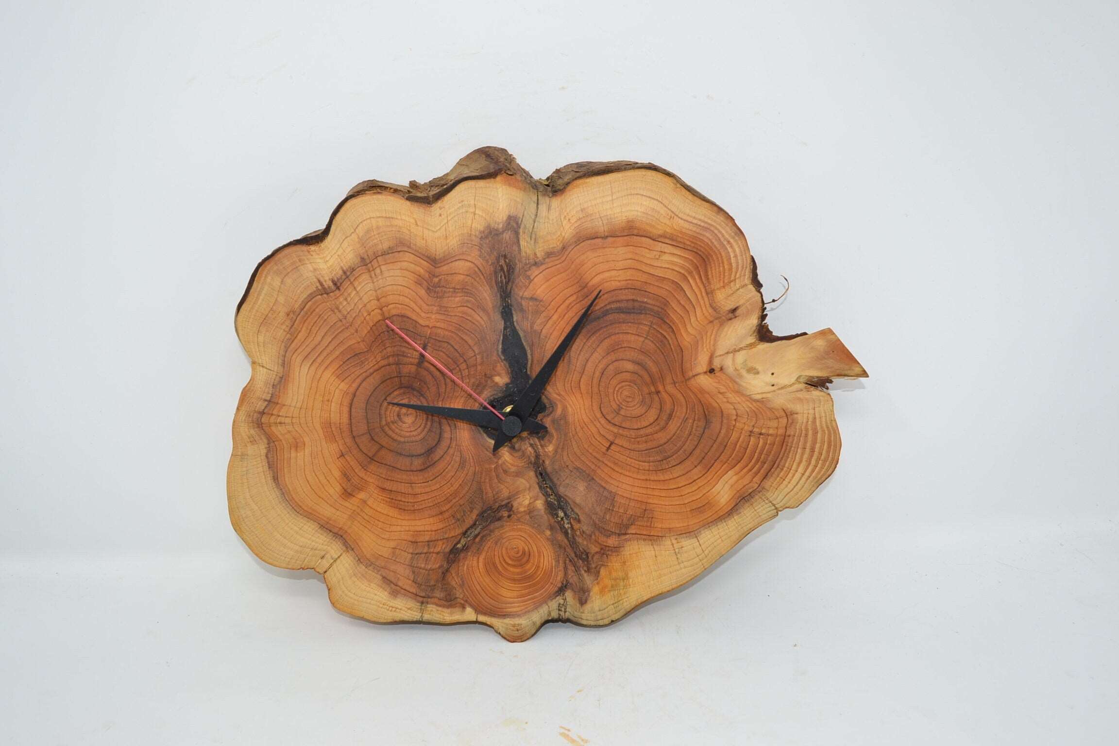 Holz Wanduhr 32 x27 cm aus Eibe