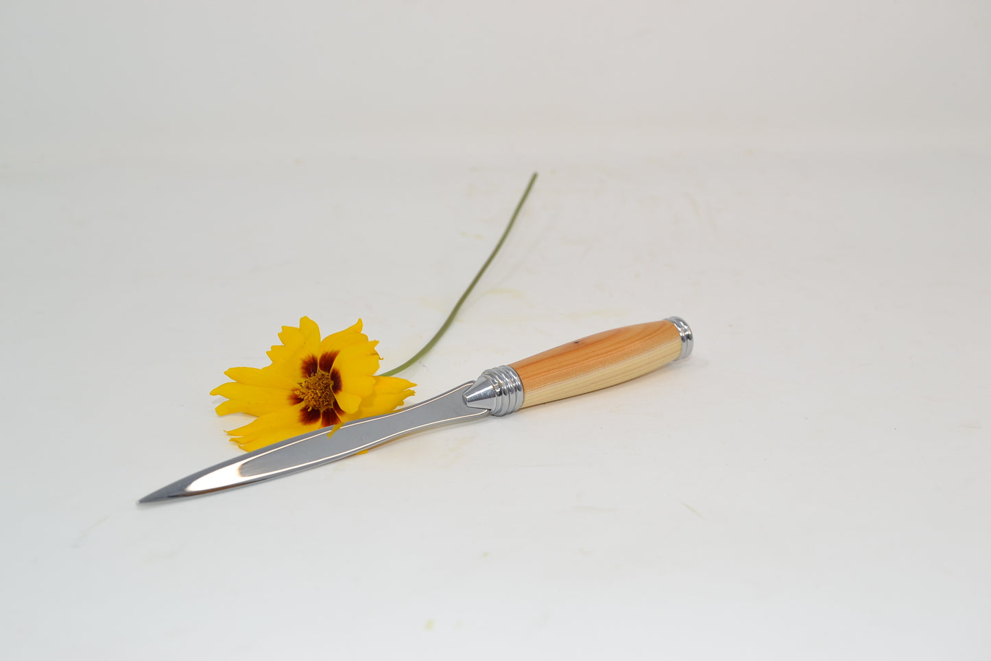 Holzbrieföffner aus Eibenholz, verchromt