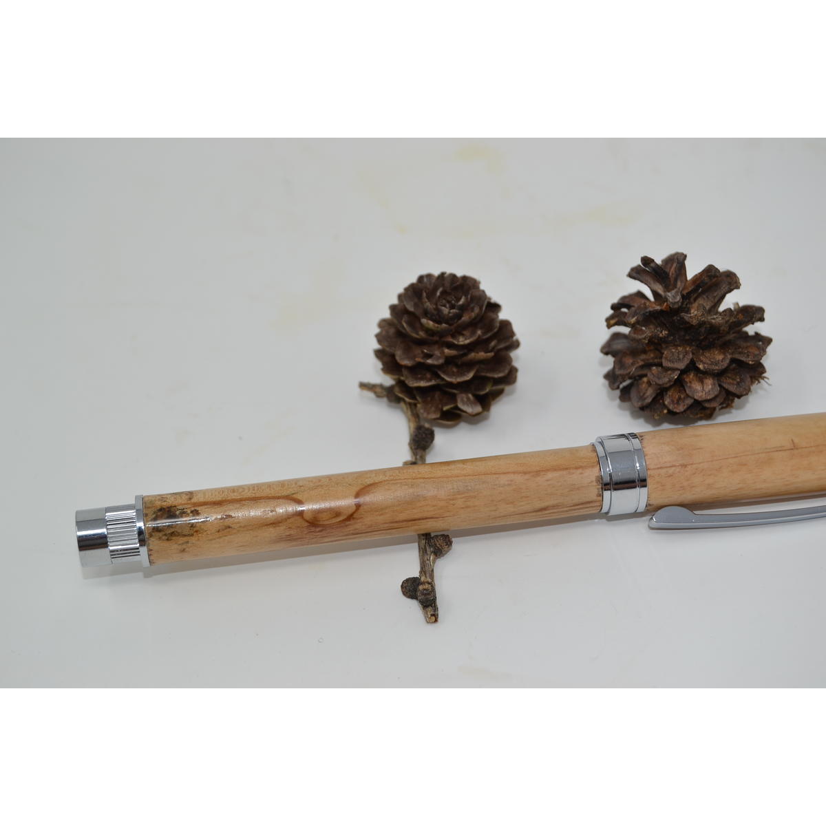 Personalisierbare Holzfüllfeder aus Zedernholz mit Magnetkappe