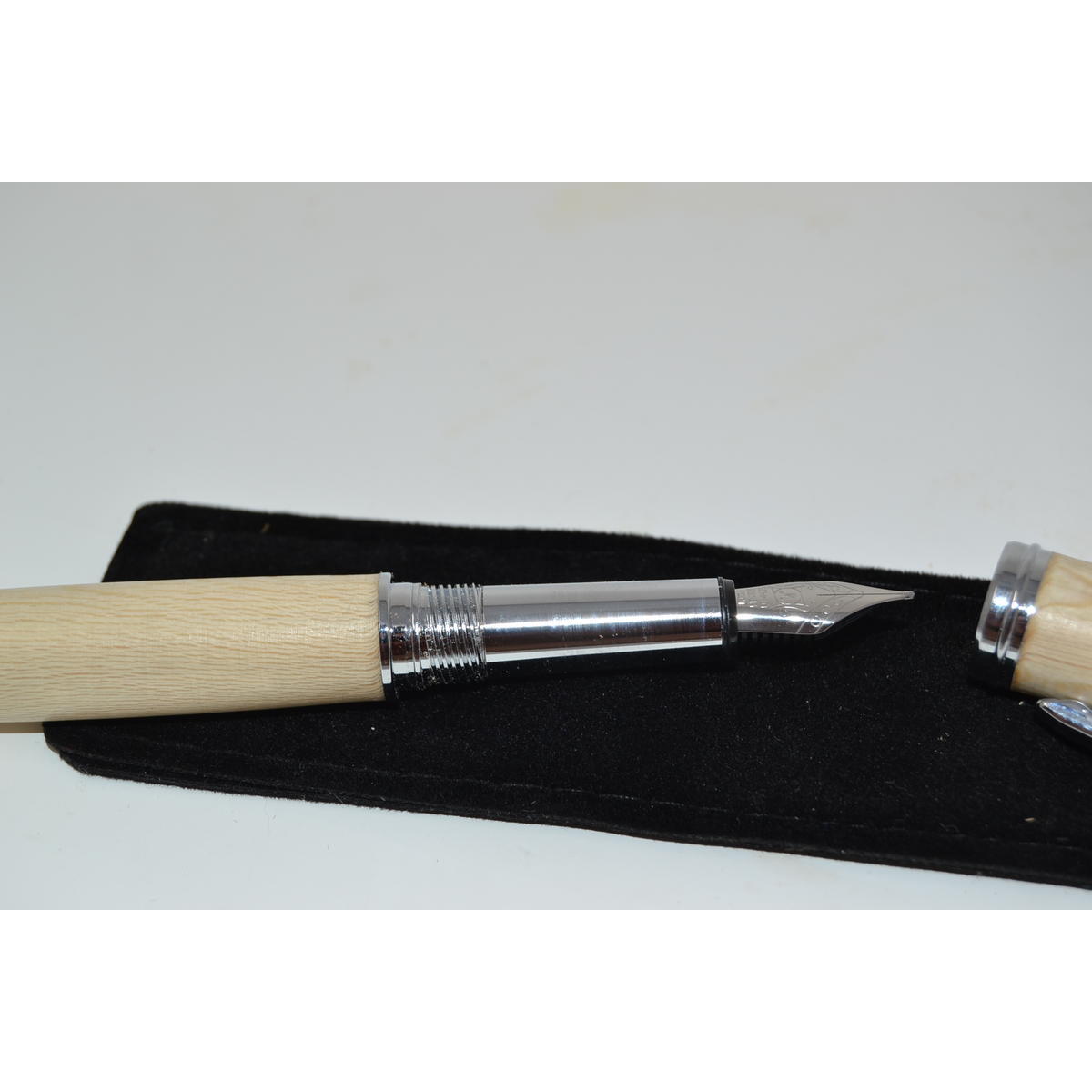 Personalisierbarer Holzfüller aus Platanenholz mit Schraubkappe