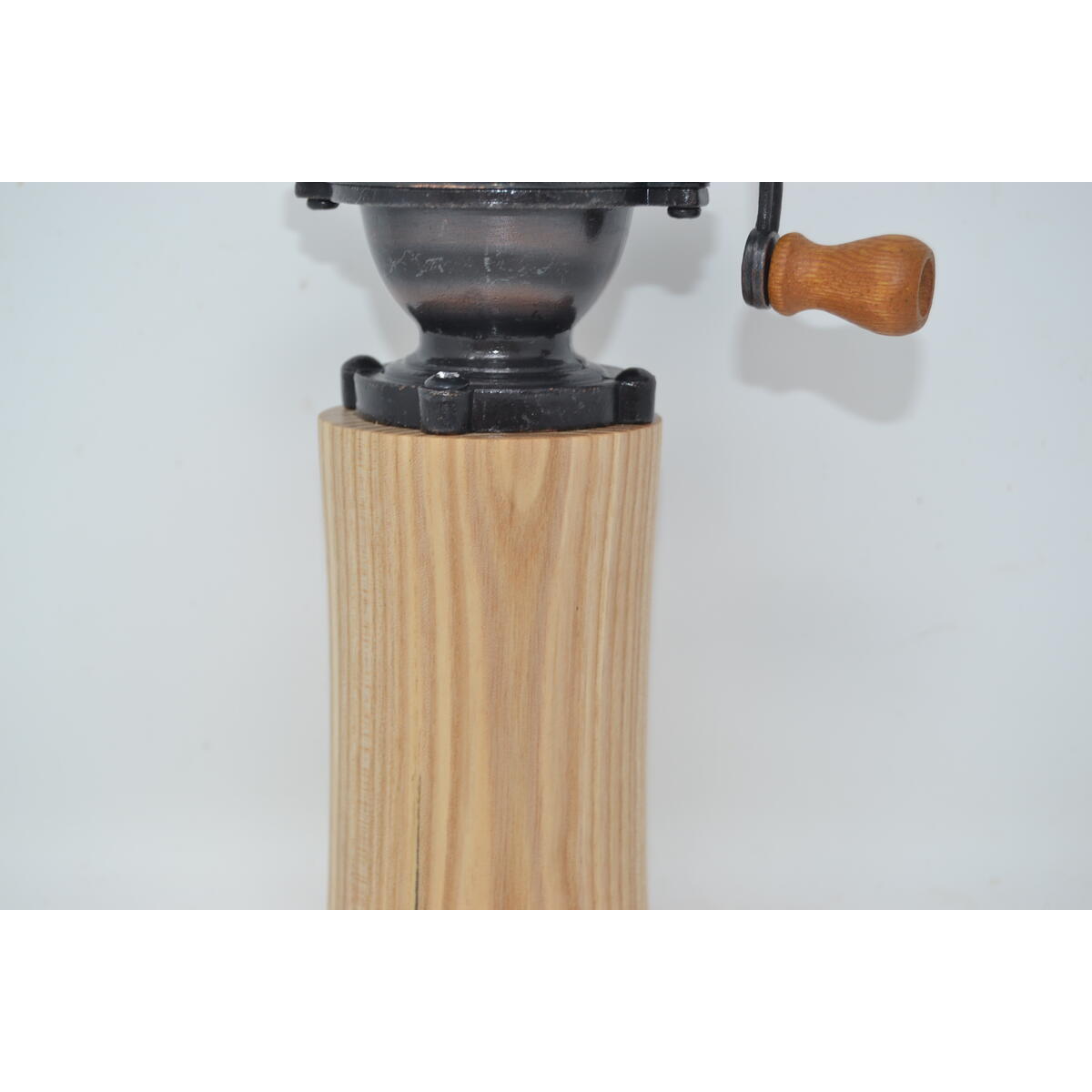 Holzgewürzmühle mit Kurbel aus Eschenholz in Antikoptik