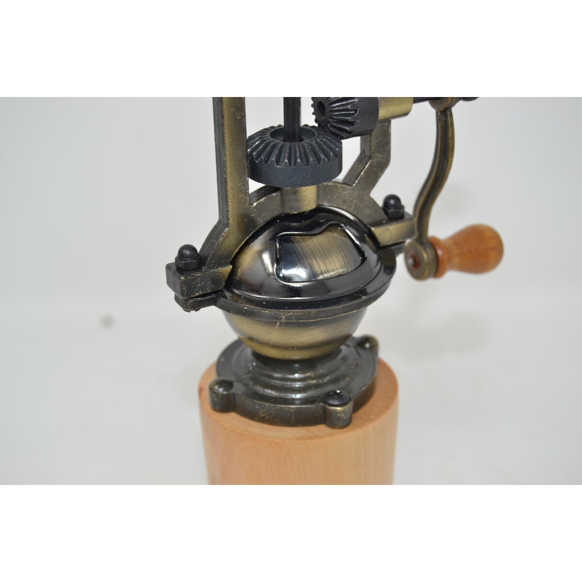 Holzgewürzmühle mit Kurbel aus Zirbenholz in Antikoptik