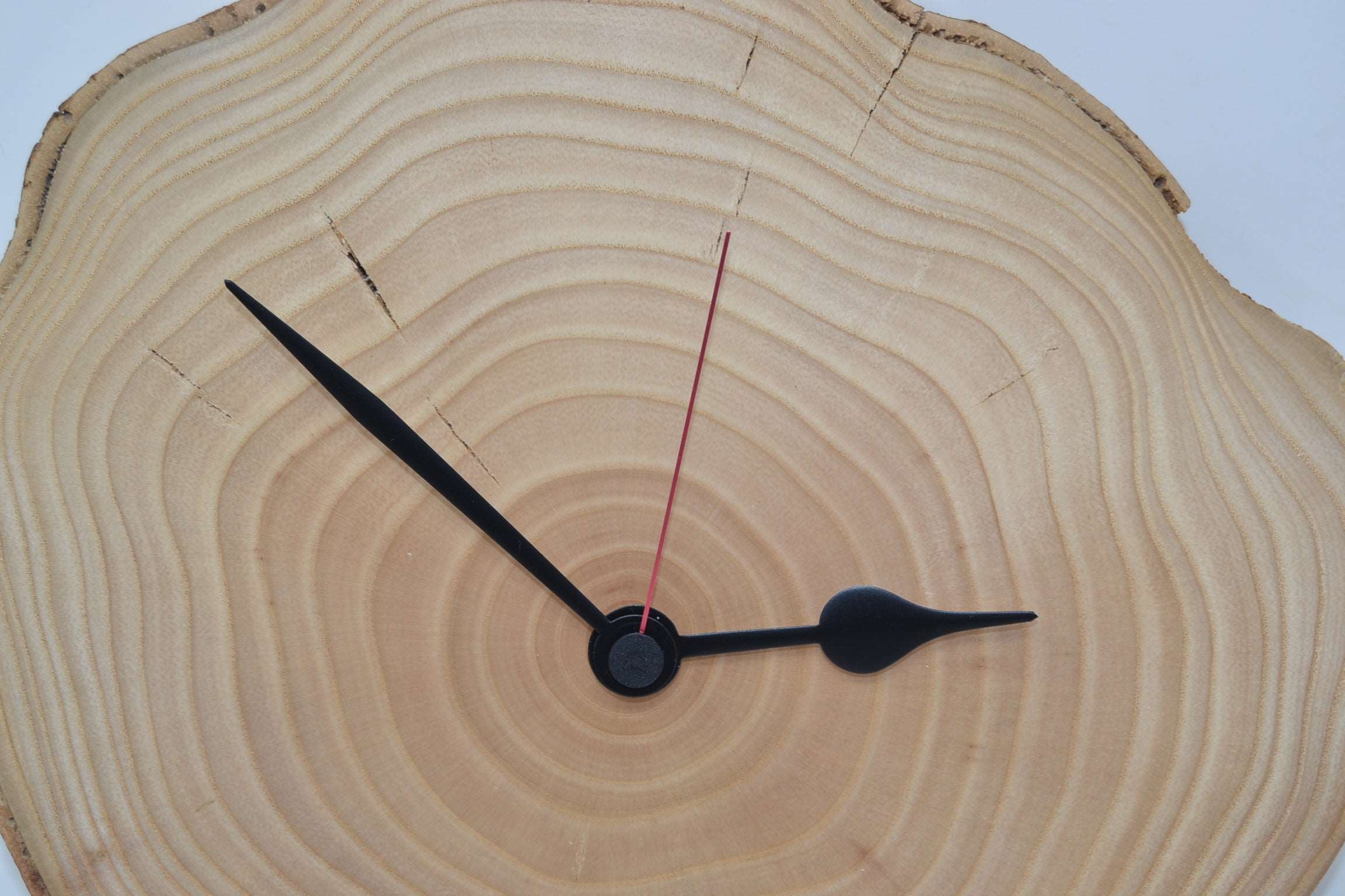 Holz Wanduhr 28x24cm aus Eschenholz Unikat Handarbeit
