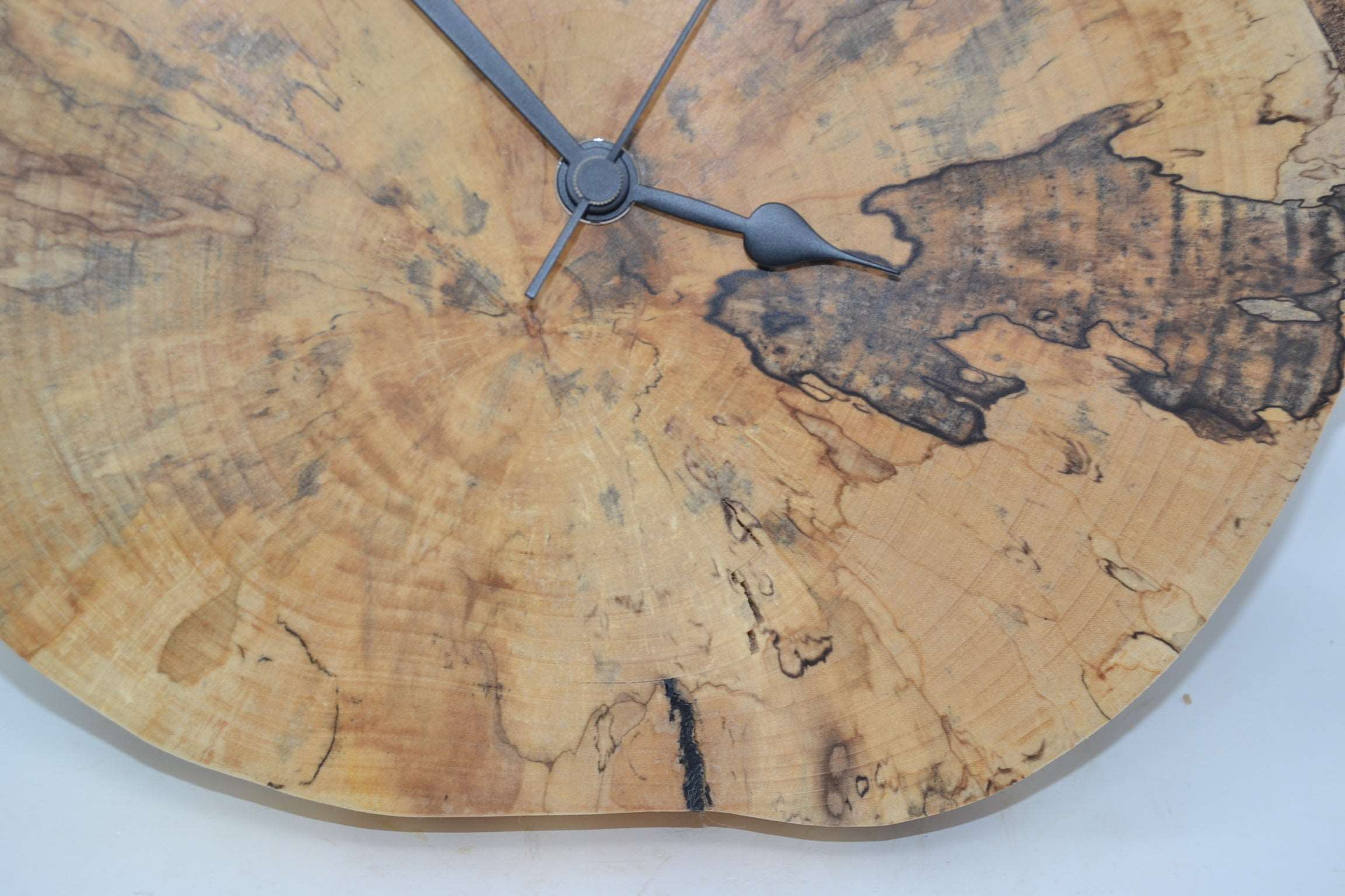 Holz Wanduhr 24x22cm aus Birke Unikat Handarbeit