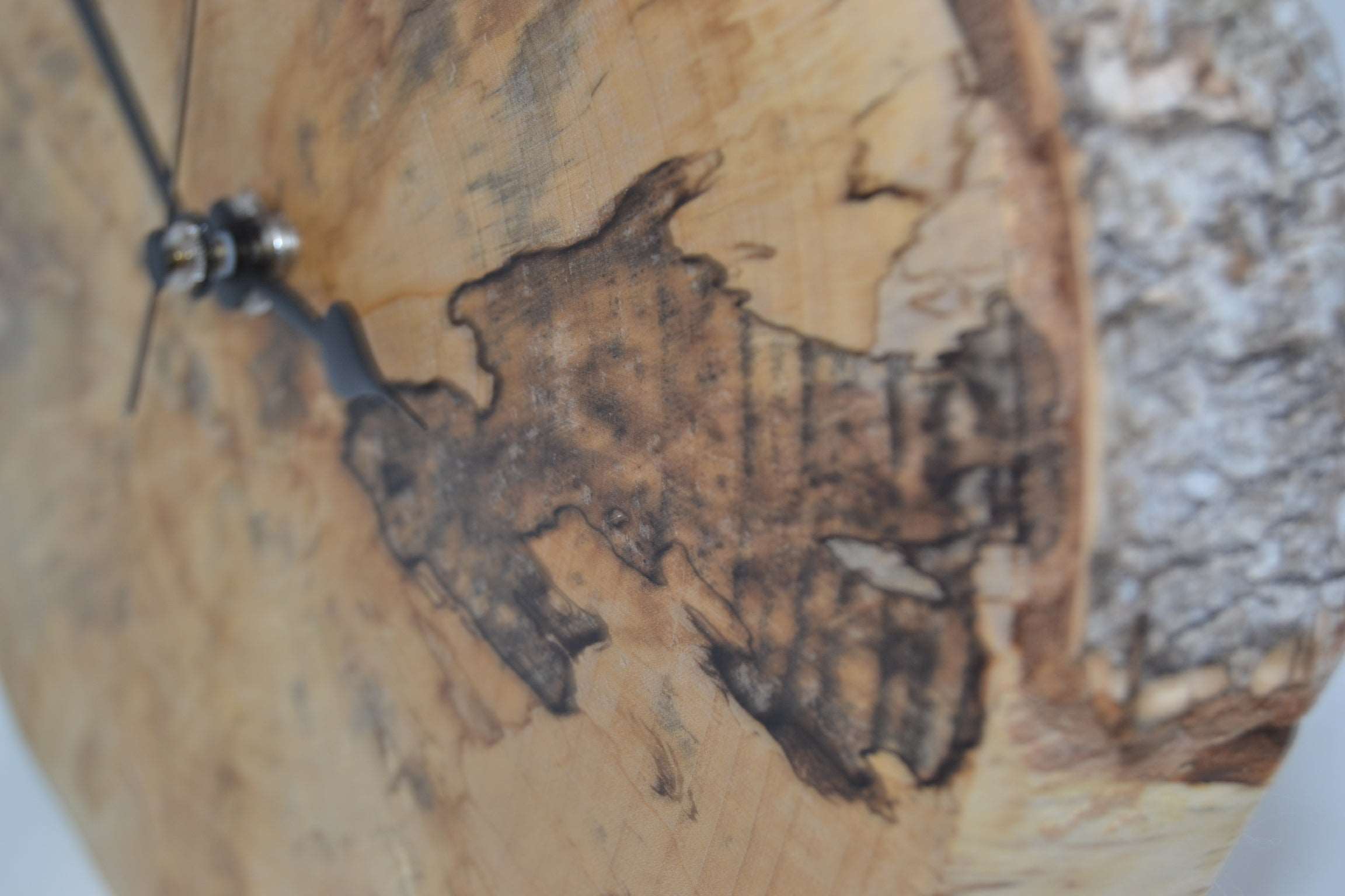 Holz Wanduhr 24x22cm aus Birke Unikat Handarbeit