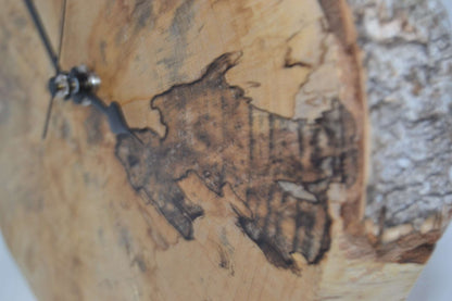 Holz Wanduhr 24x22cm aus Birke Unikat Handarbeit