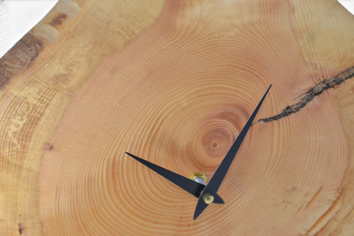 Holz Wanduhr aus Zirbe
