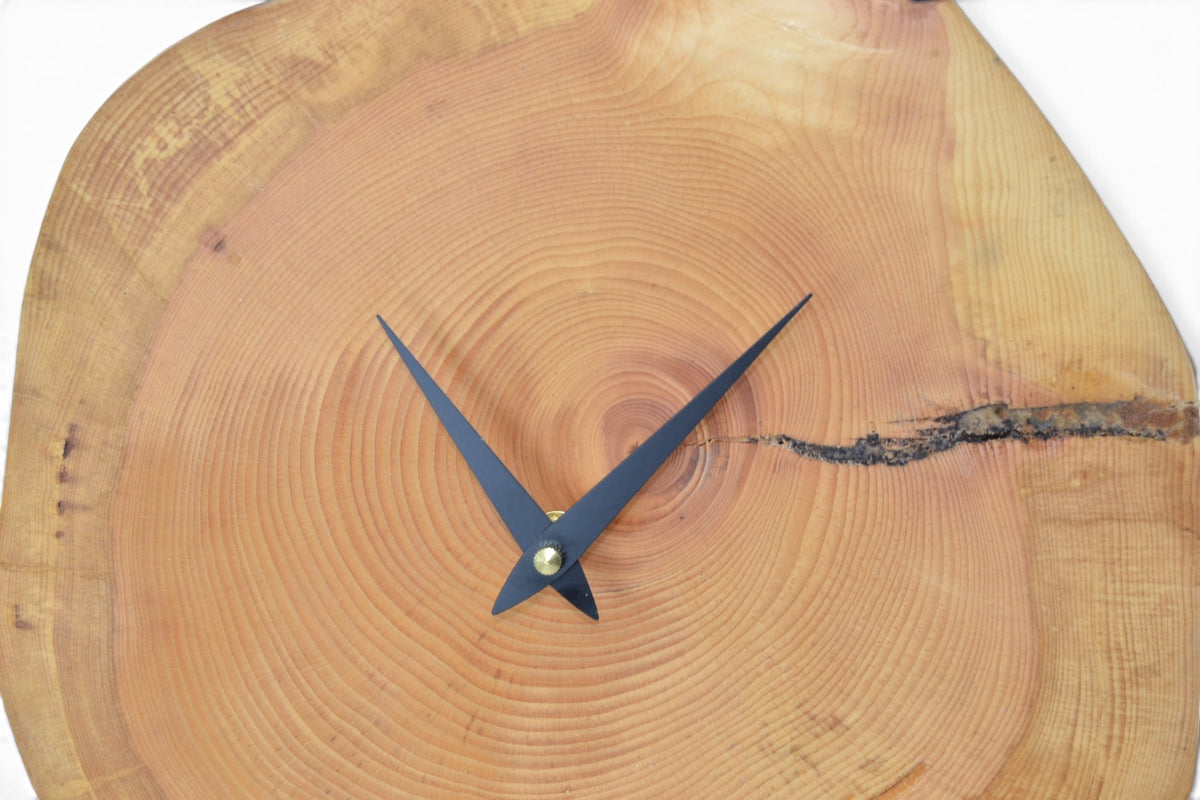 Holz Wanduhr aus Zirbe