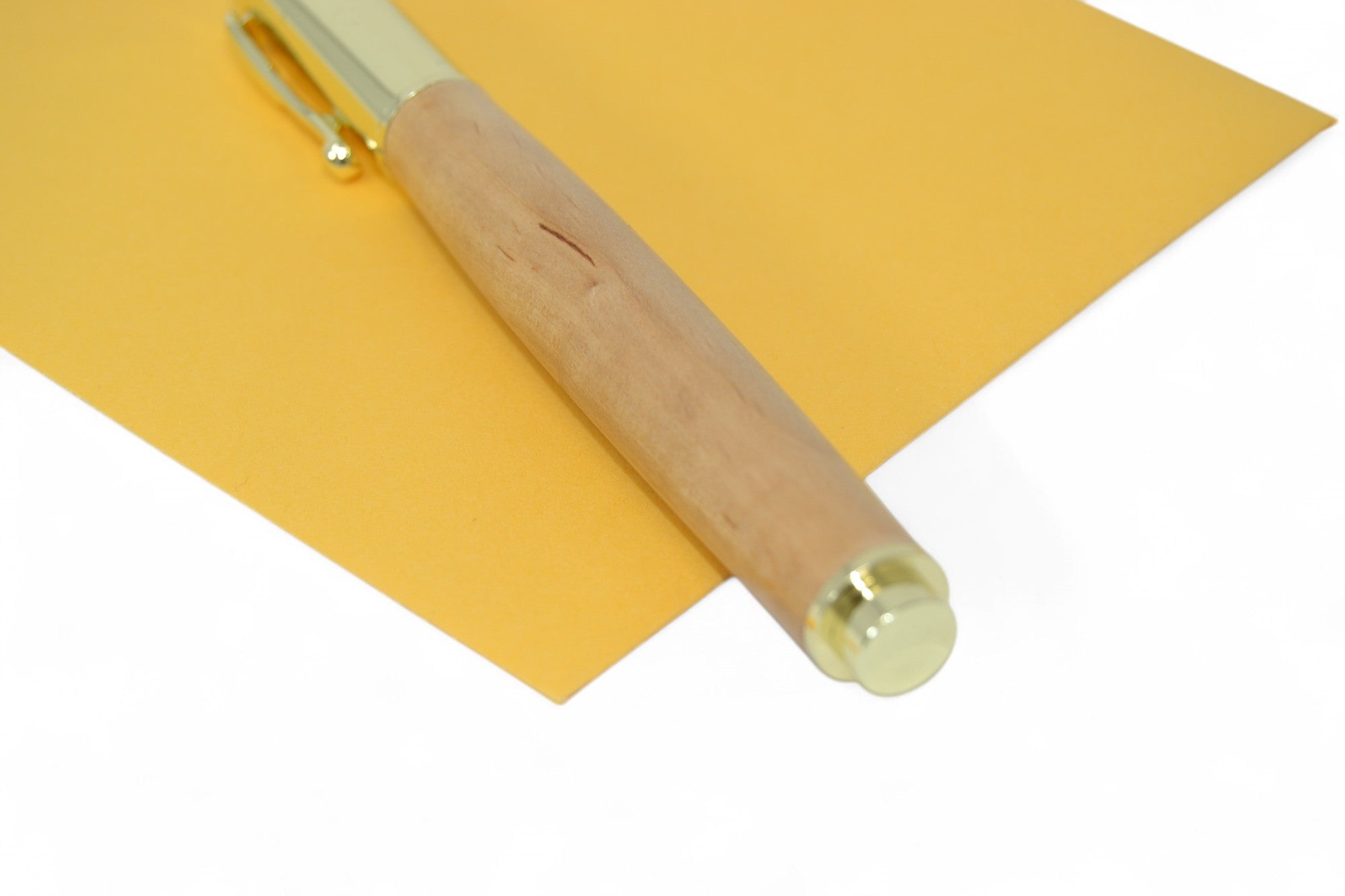 Holzfüller aus Erle mit Magnetkappe