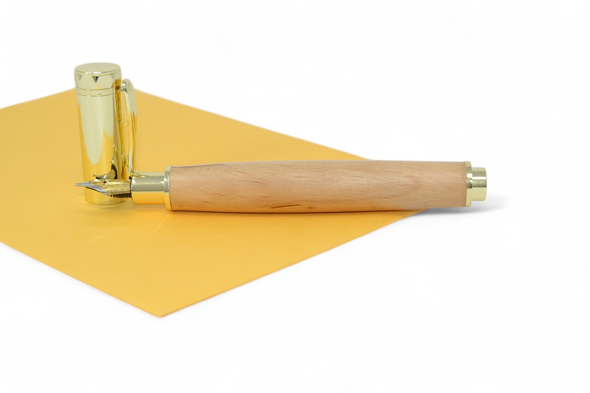 Holzfüller aus Erle mit Magnetkappe