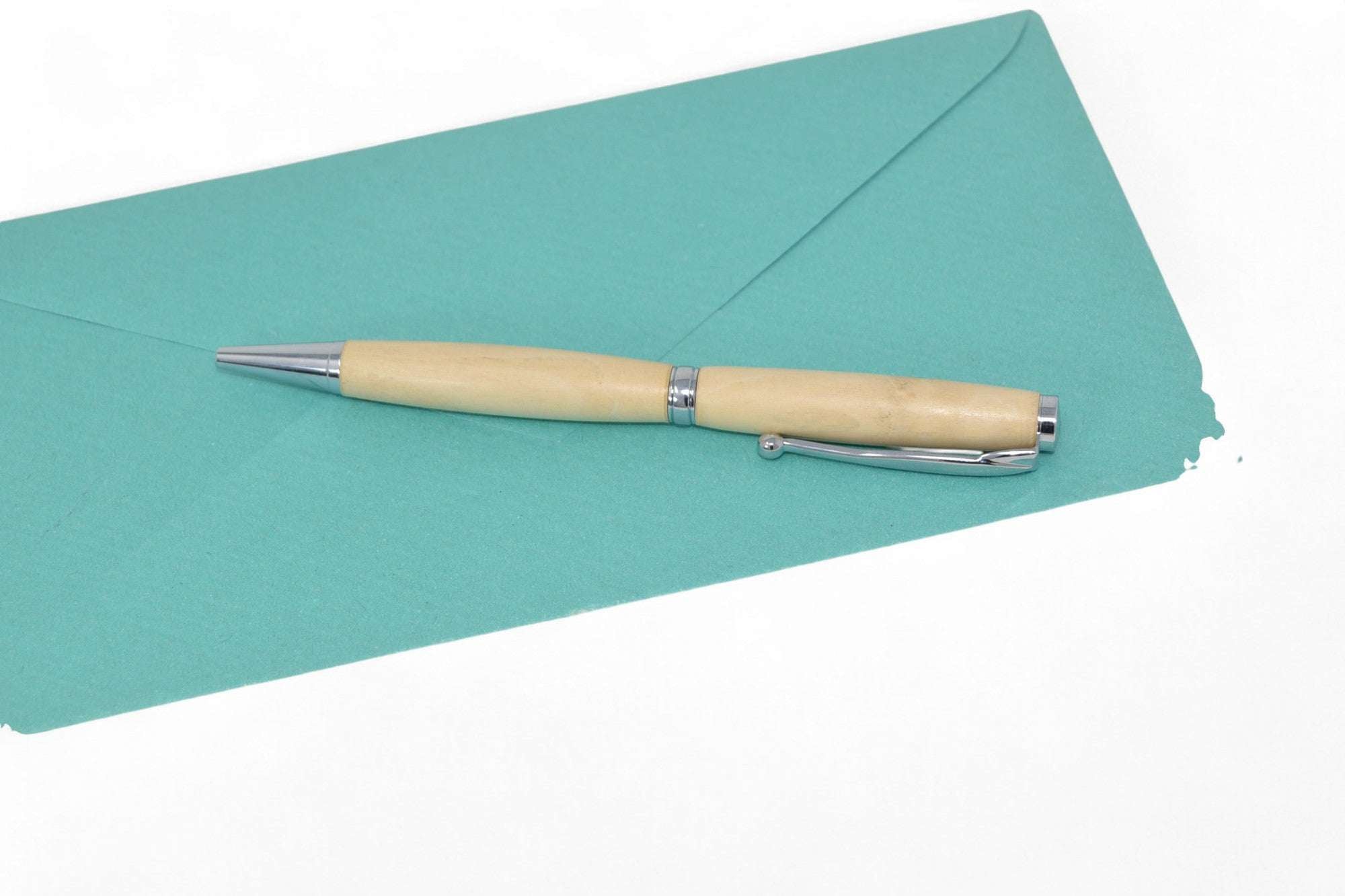 Gedrechselter Kugelschreiber aus Holunder