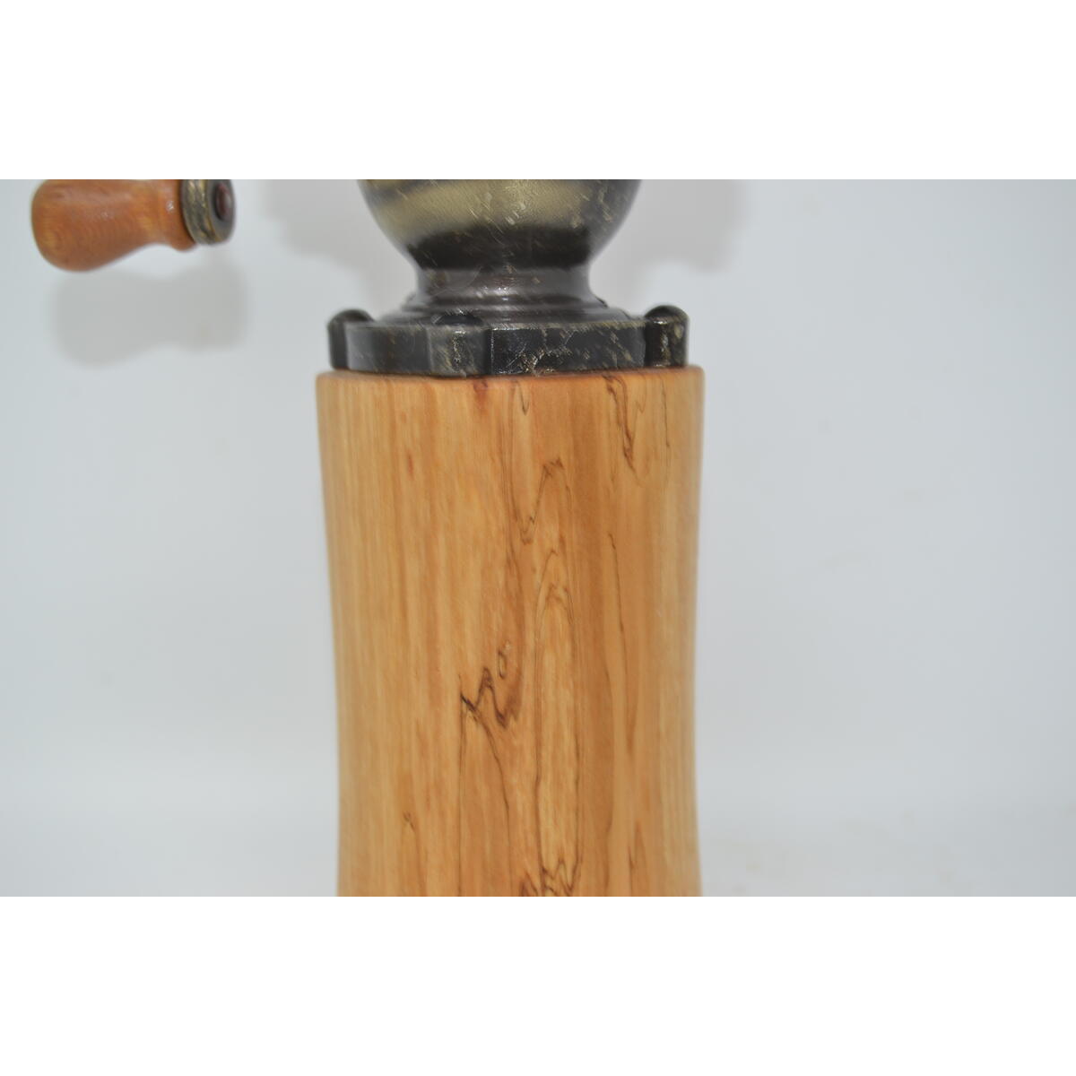 Holz Gewürzmühle aus Weide mit Kurbel in Antikoptik