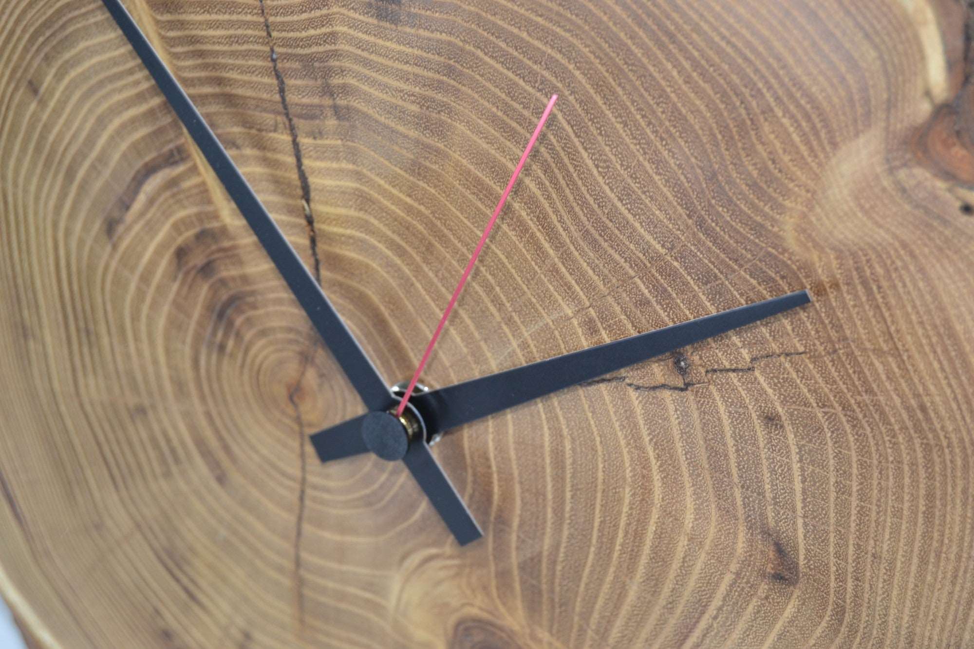 Holz Wanduhr aus Robinienholz