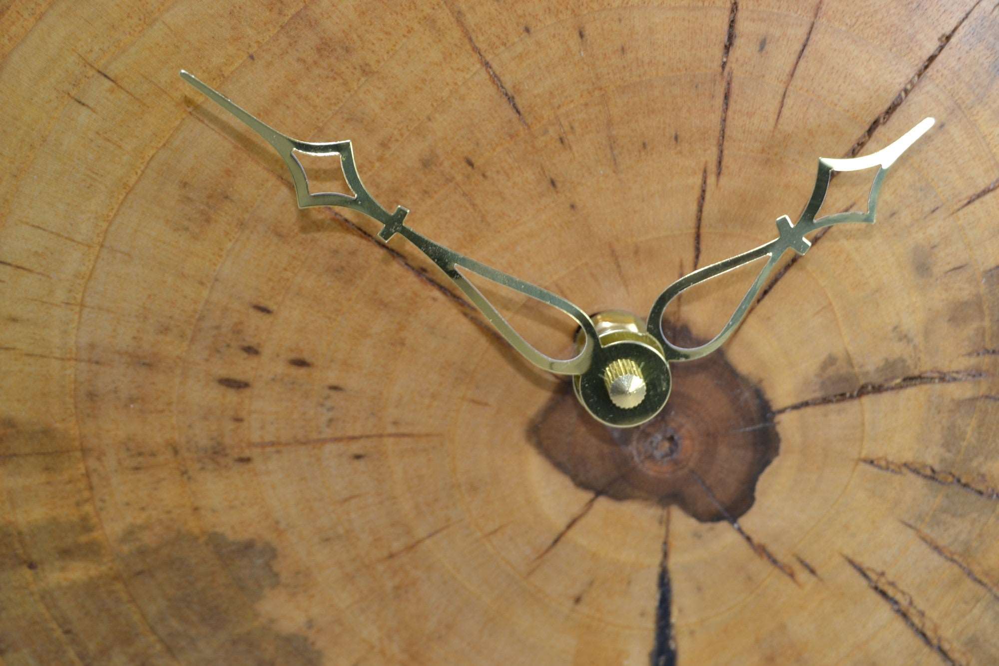 Holz Wanduhr 28x26 cm aus Walnuss Unikat Handarbeit