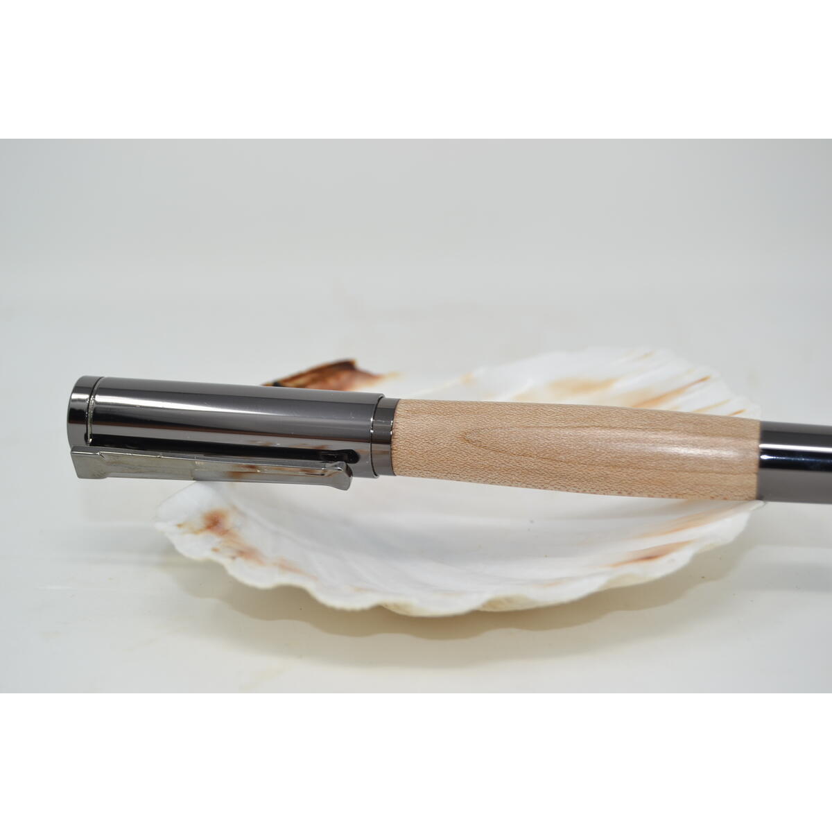 Holzfüllfeder aus Ahornholz mit Schraubkappe