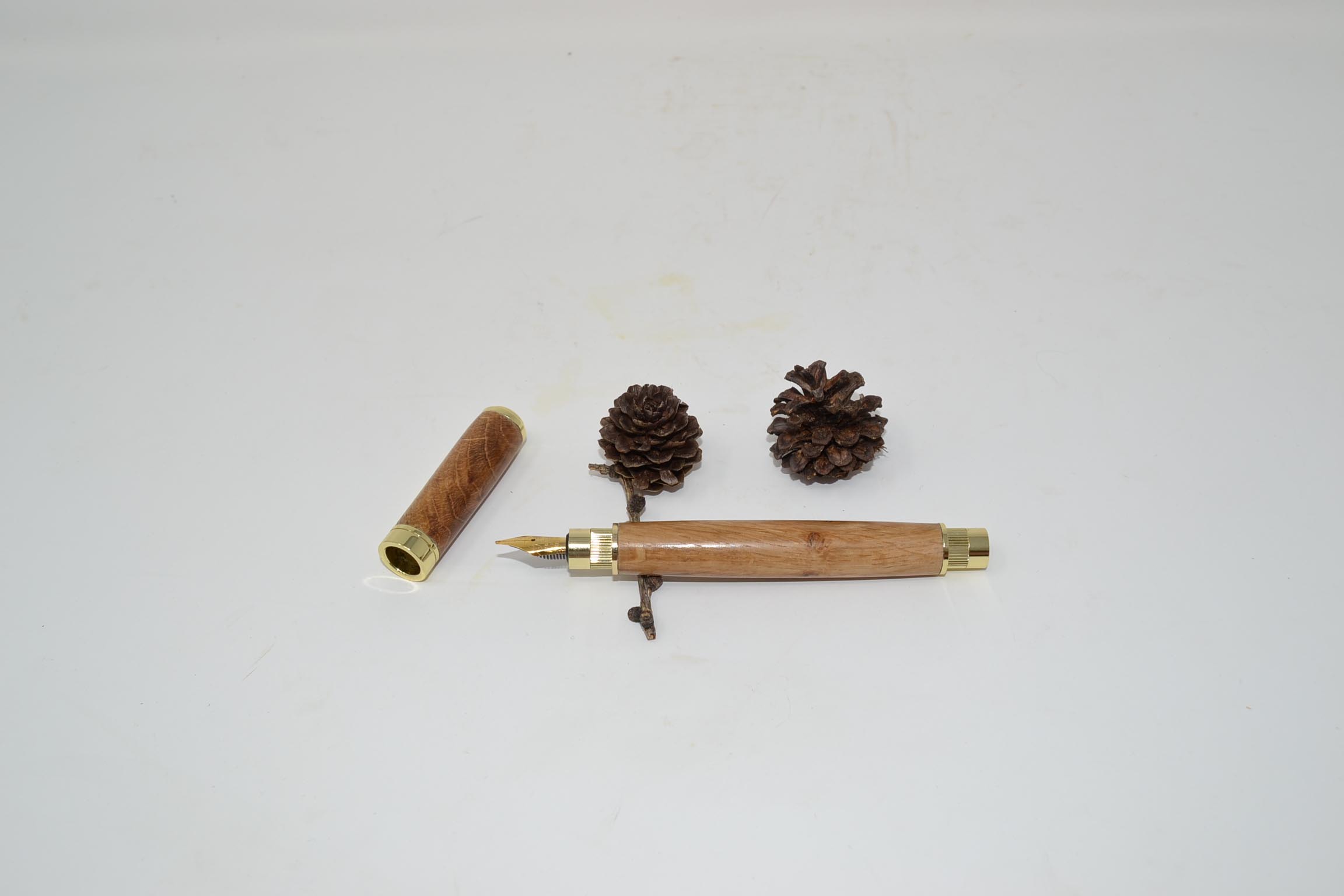 Holzfüllfeder aus Eiche, vergoldet
