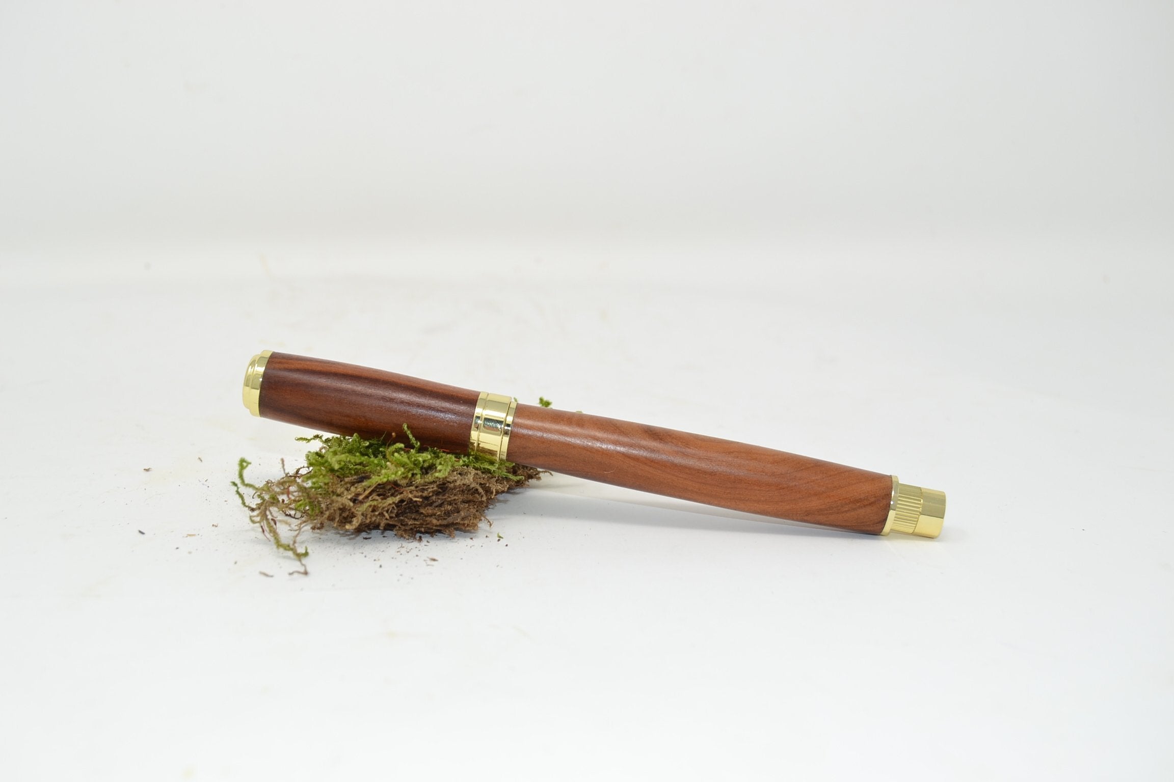 Holzfüllfeder aus Zwetschke vergoldet mit Magnetkappe
