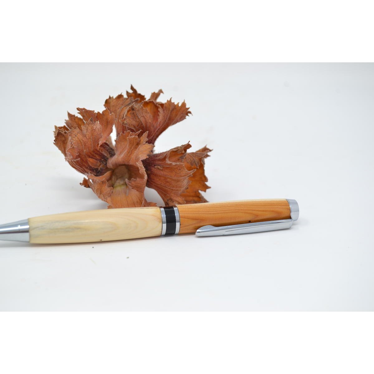 Holzkugelschreiber aus Eibenholz Detailaufnahme