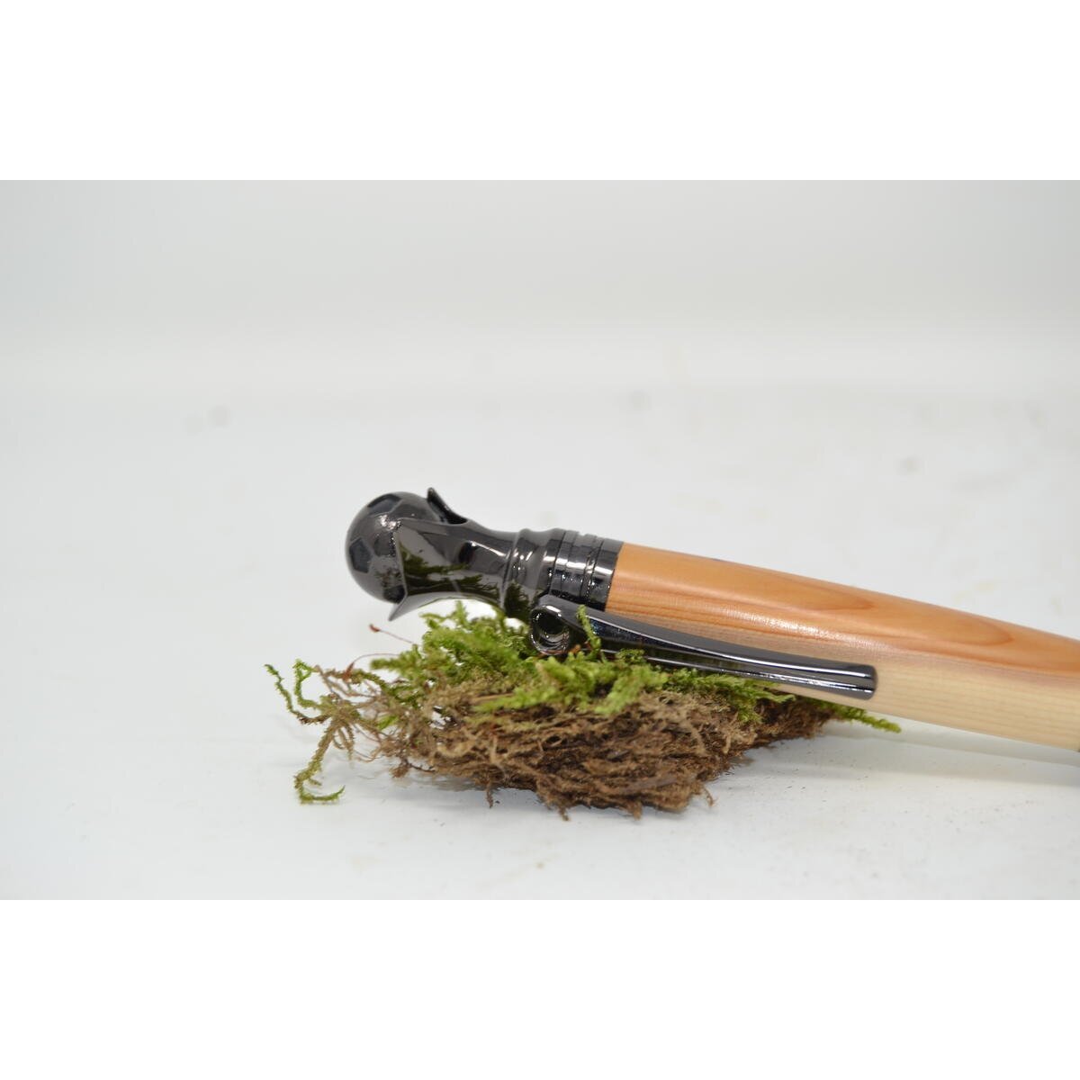 Holzkugelschreiber "Fußball" aus Eibenholz Detailaufnahme