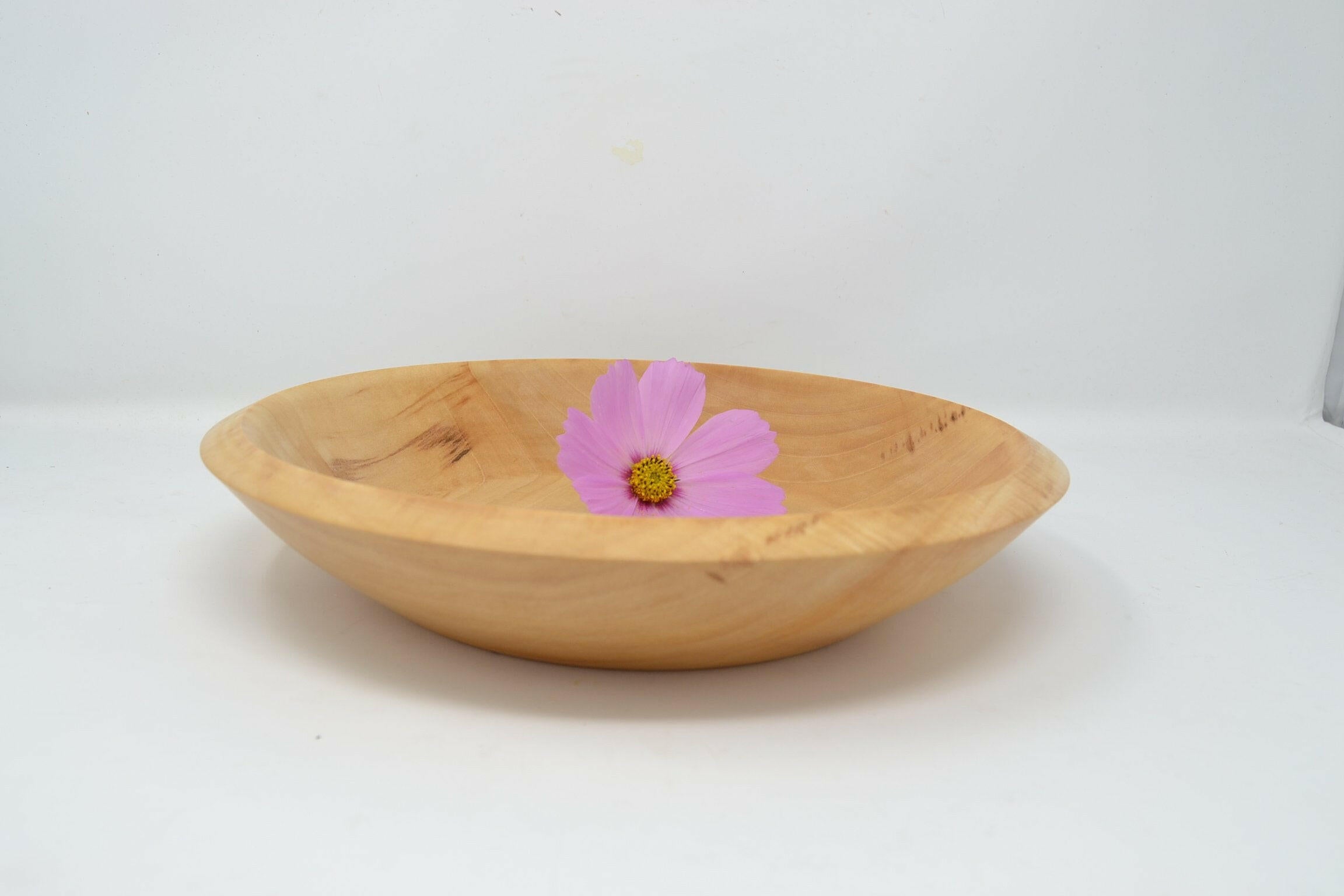 Holzschale aus Ahornholz mit Deko