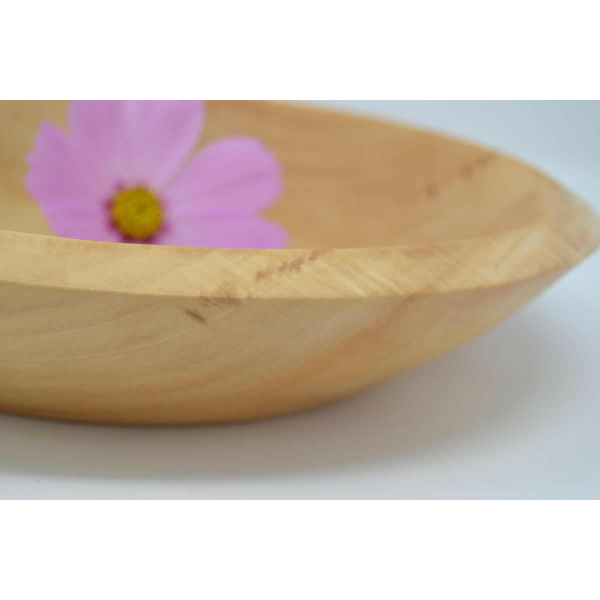 Holzschale aus Lindenholz mit Deko