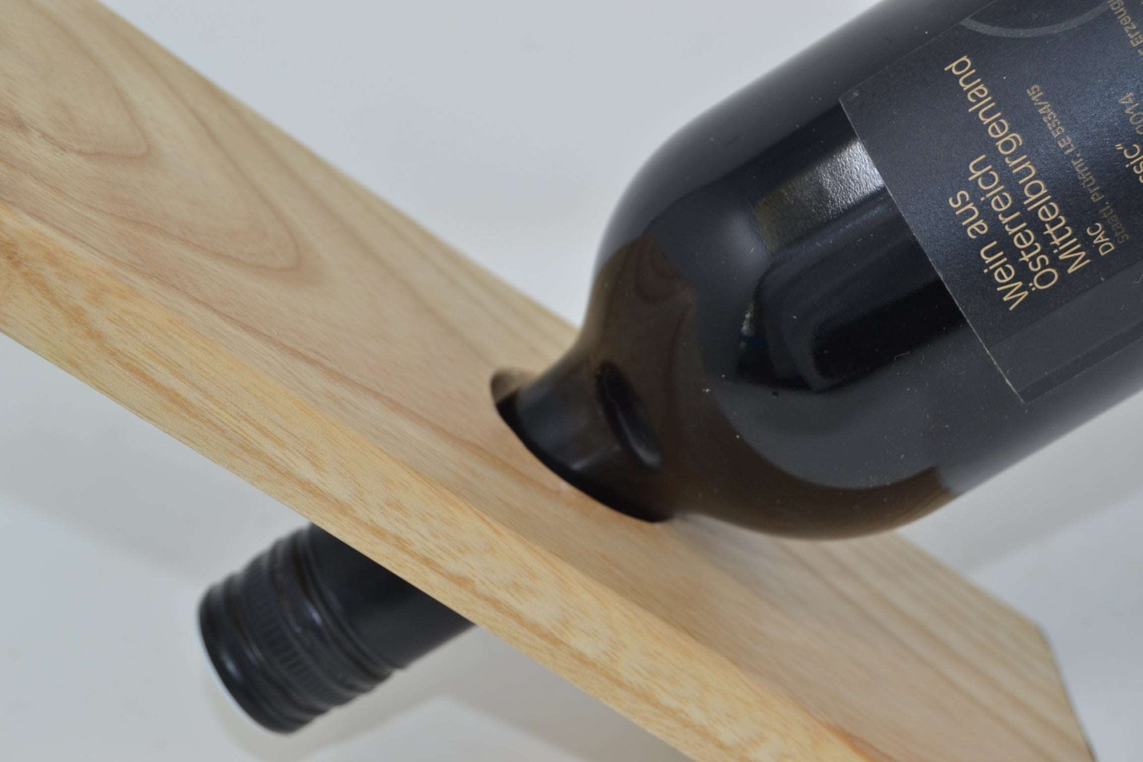 Schwebender Holz Weinständer aus Esche