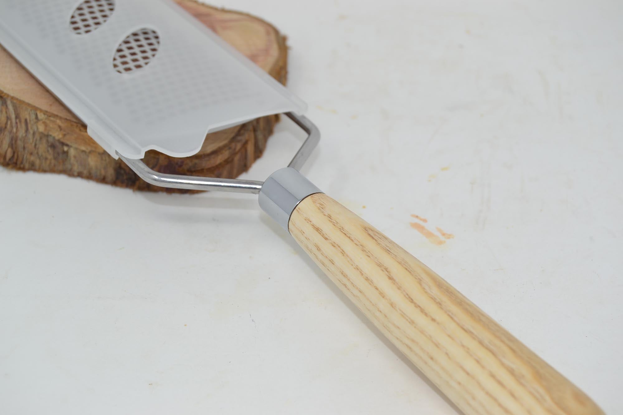 Holz Küchenreibe mit Holzgriff aus Eschenholz