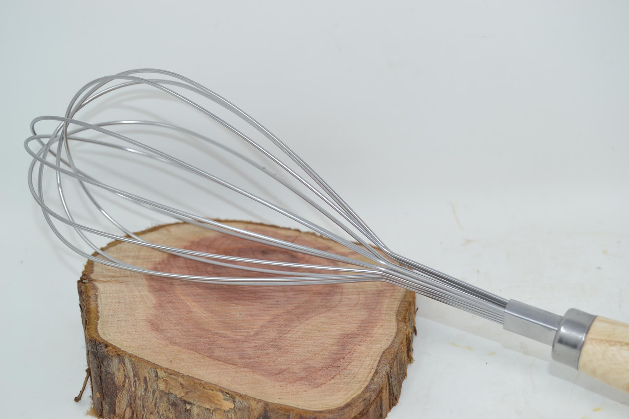 Schneebesen mit Holzgriff aus Eschenholz