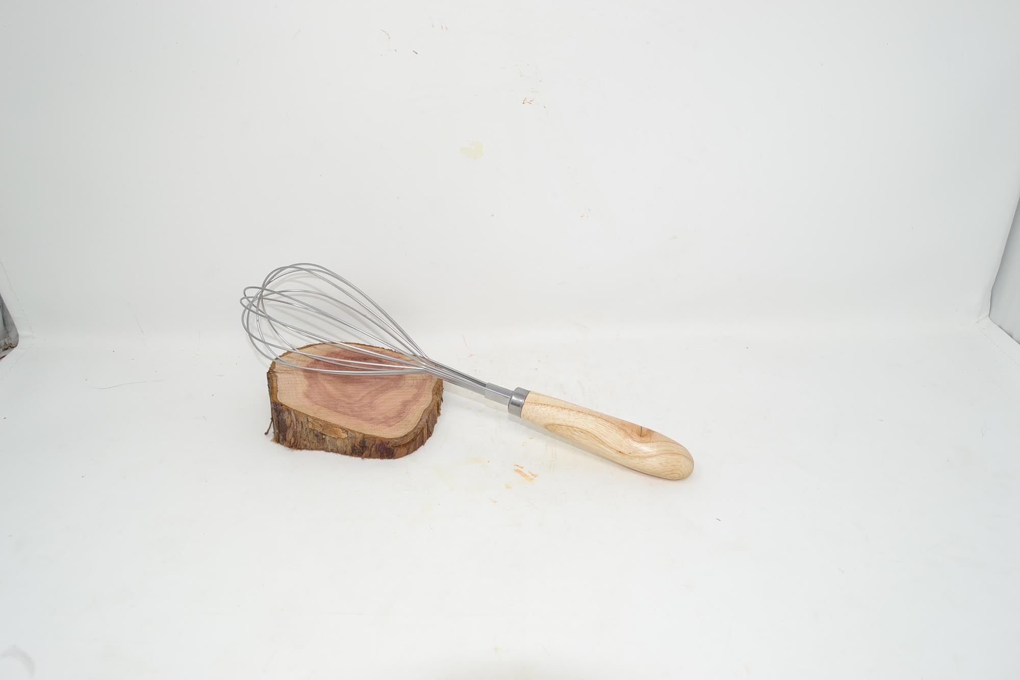 Schneebesen mit Holzgriff aus Eschenholz