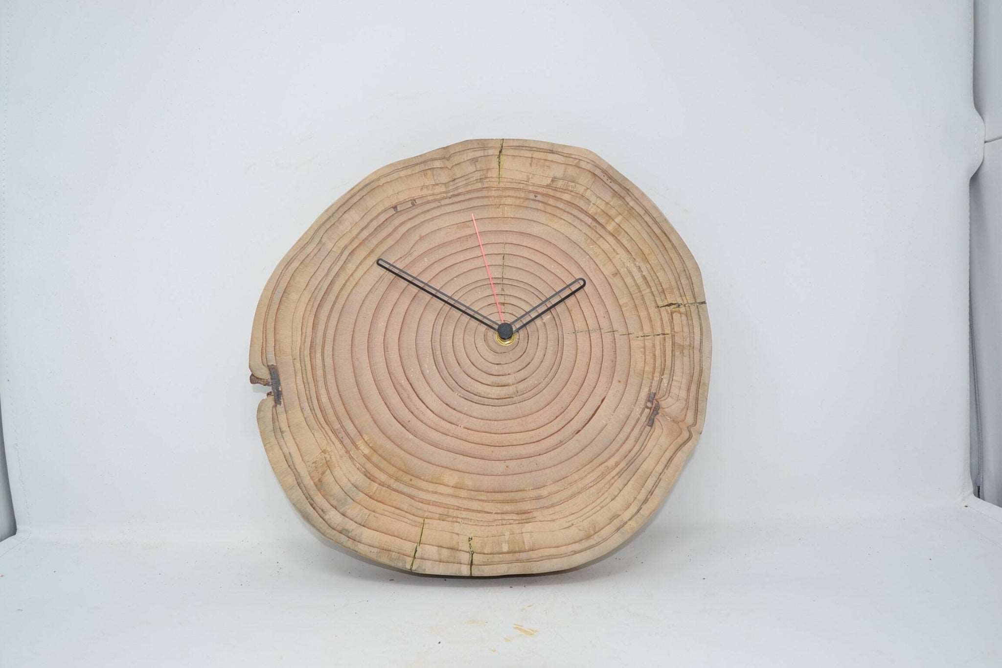 Rustikale Holz Wanduhr aus Zeder