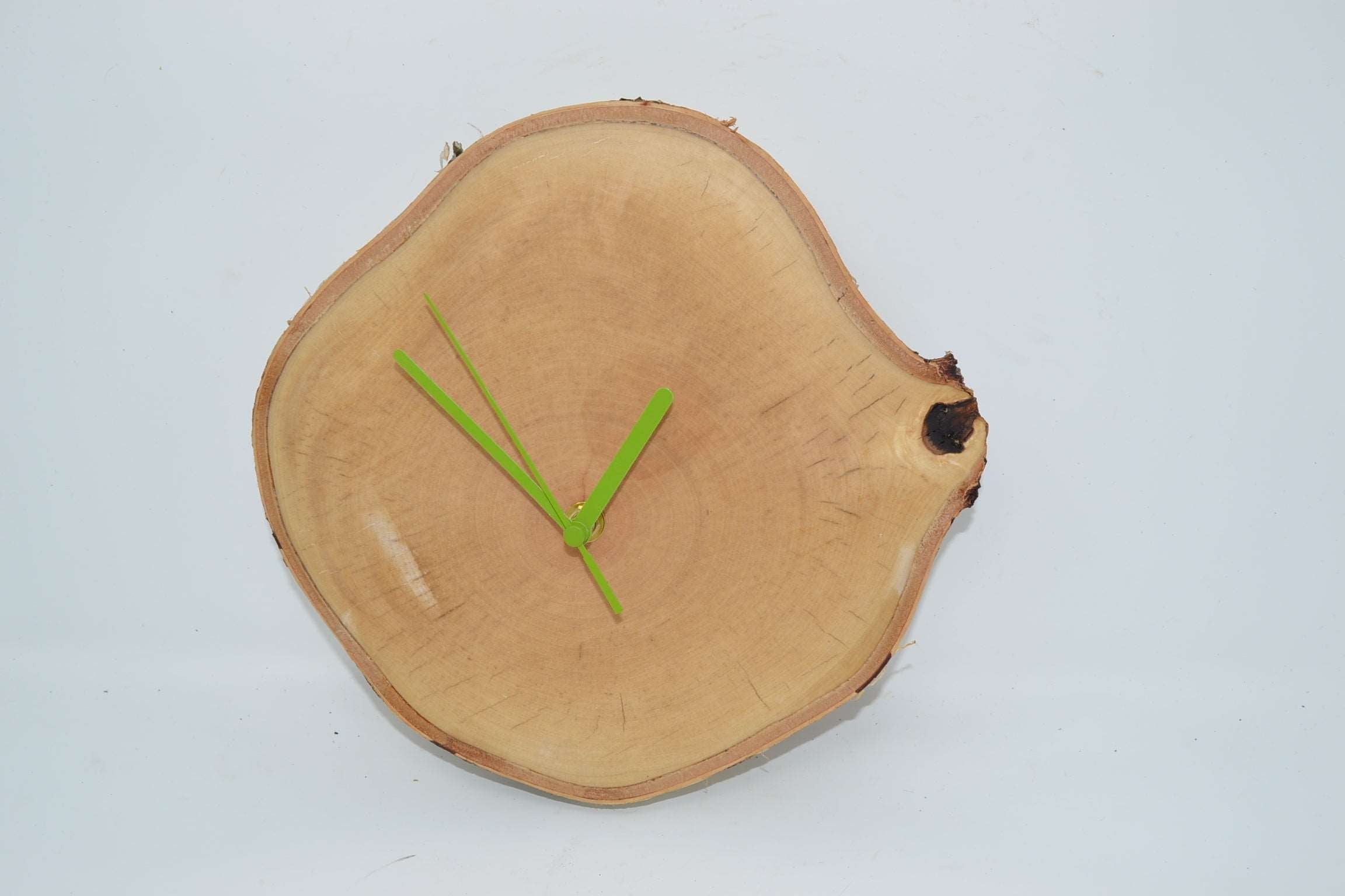 Holz Wanduhr 25 x 24 cm Birke Unikat Handarbeit