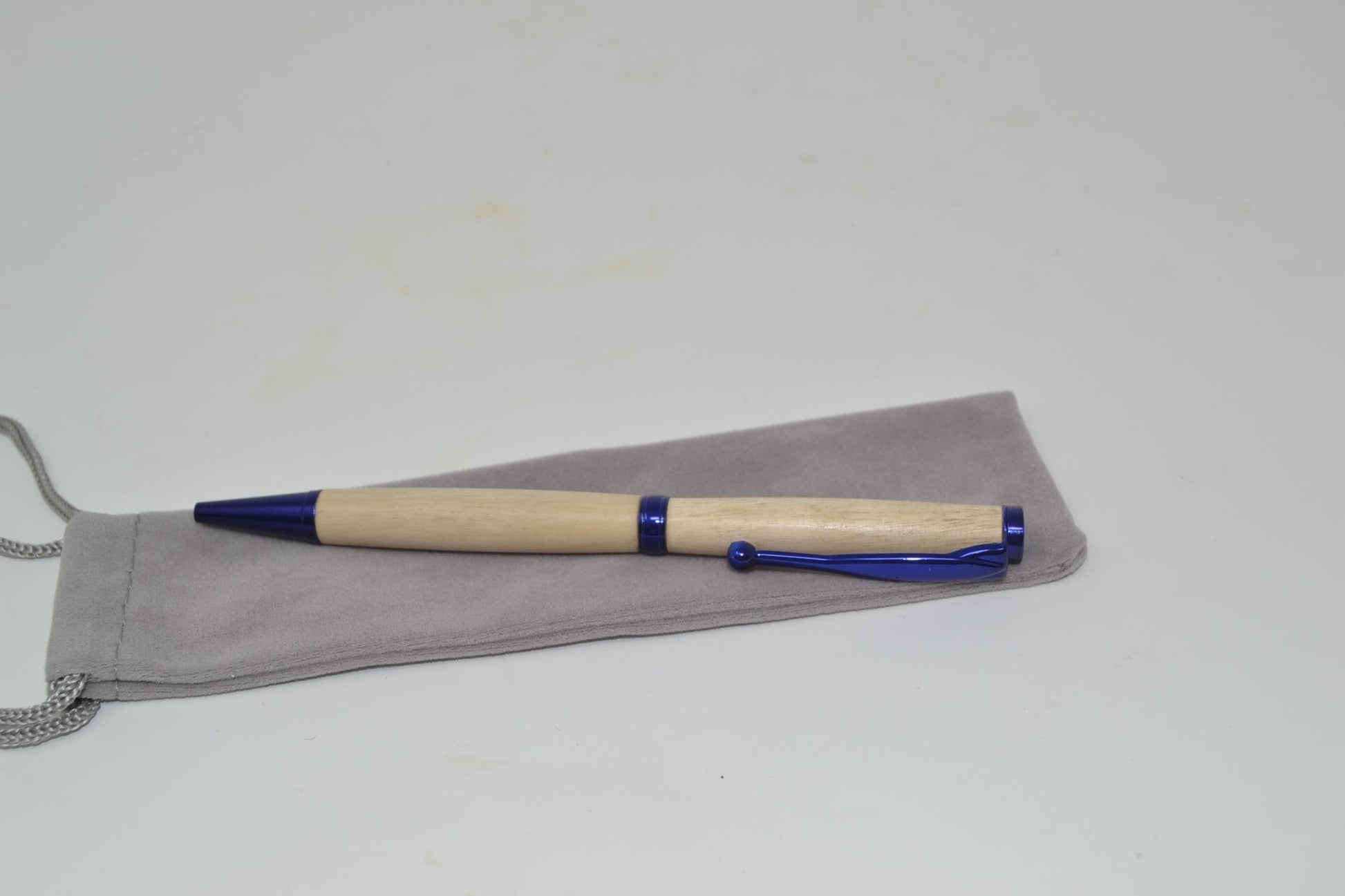 Holzkugelschreiber mit Drehmechanismus aus Hainbuche