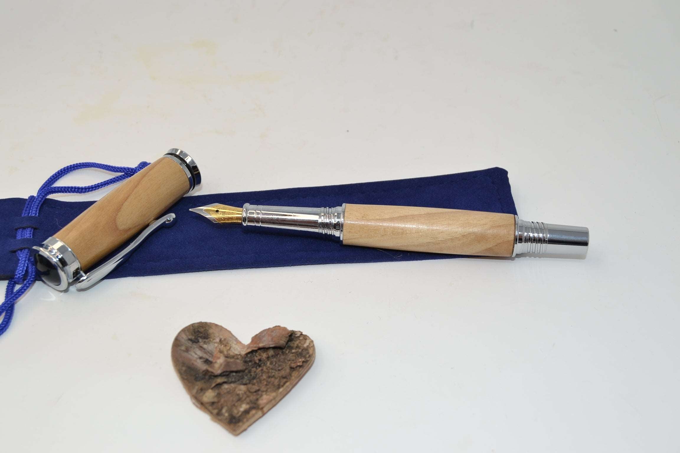 Holzfüllfeder aus Walnuss mit Schraubkappe