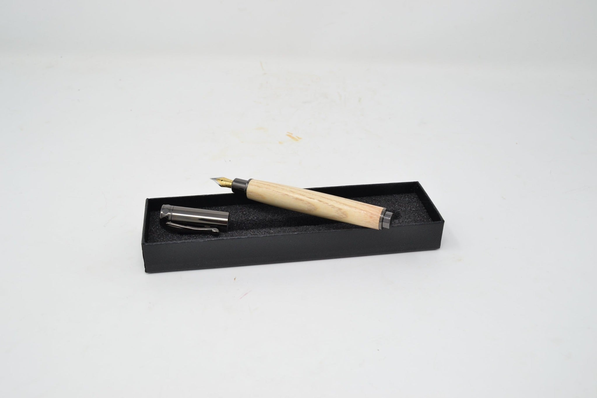 Holzfüllfeder aus Eschenholz mit Magnetkappe