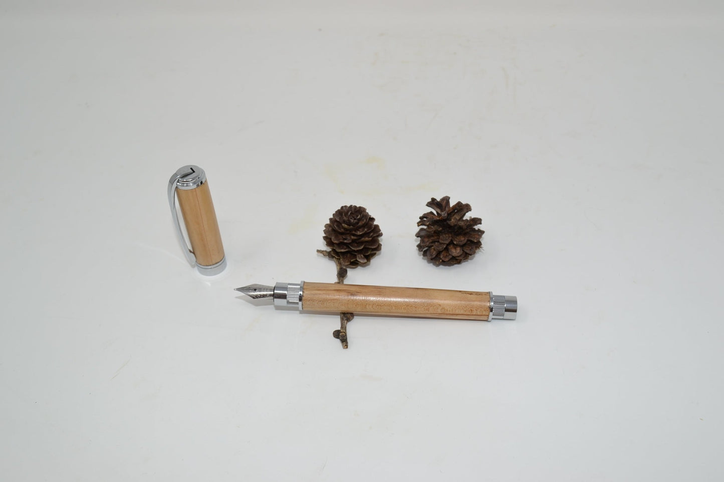Personalisierbare Holzfüllfeder aus Zedernholz mit Magnetkappe