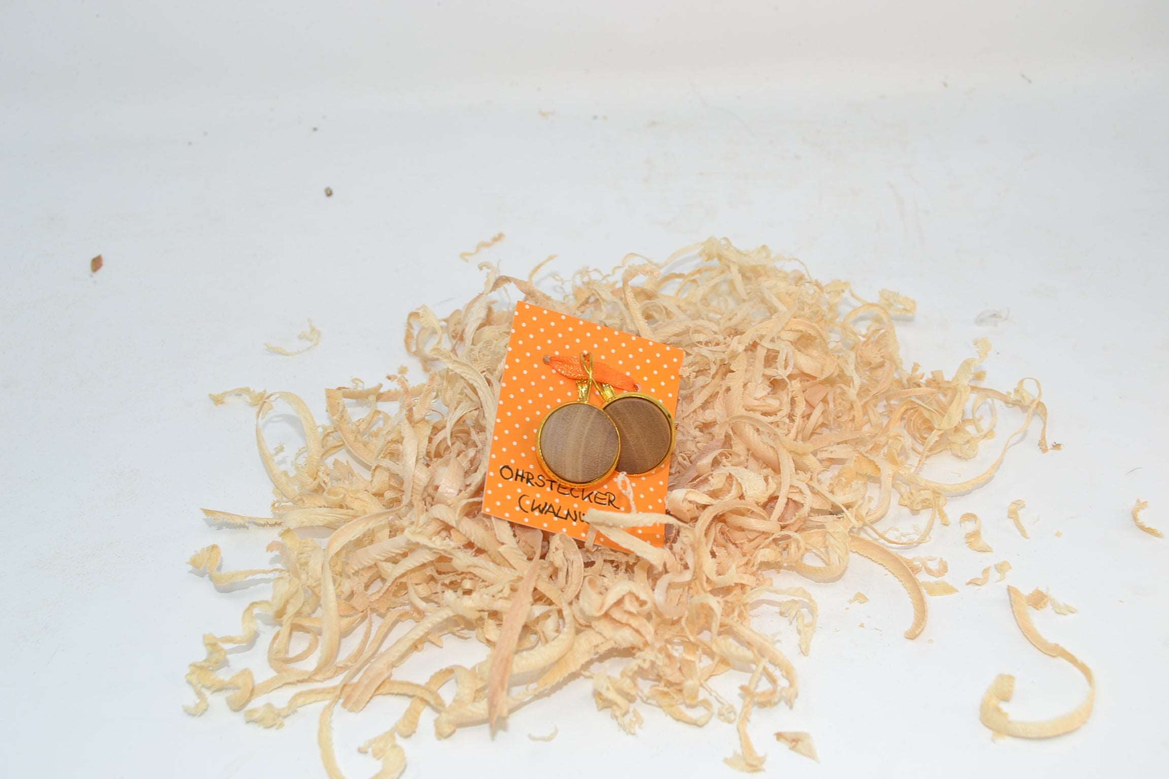 Holz Ohrringe 2 cm Walnuss Handarbeit