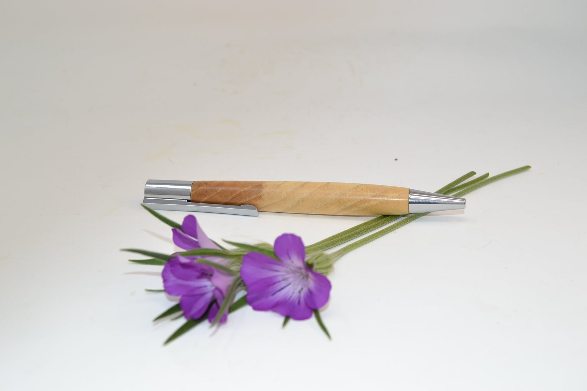 Personalisierbarer Holzkugelschreiber mit Drehmechanismus aus Eschenholz