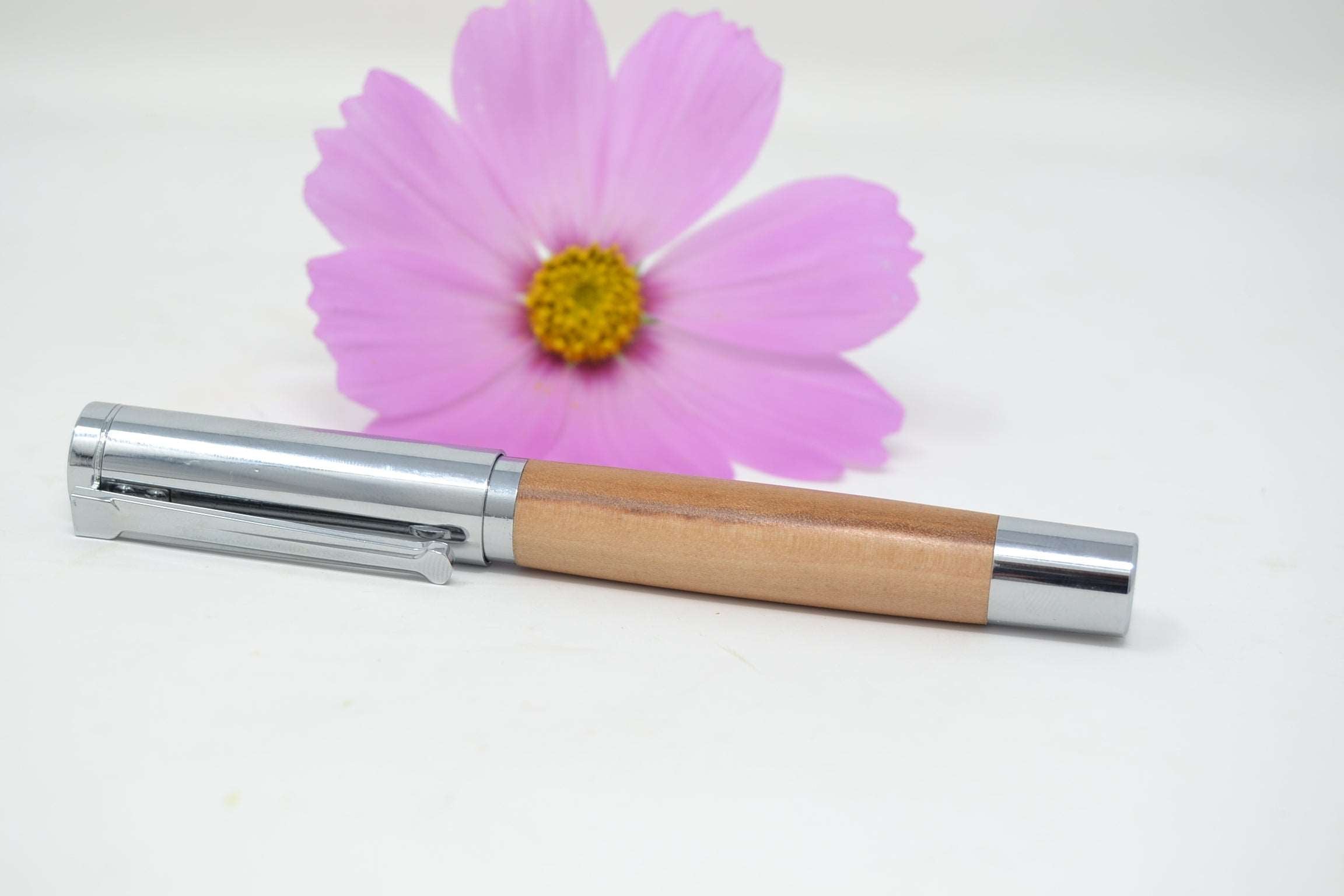 Holzfüllfeder mit Schraubkappe Apfel Handarbeit