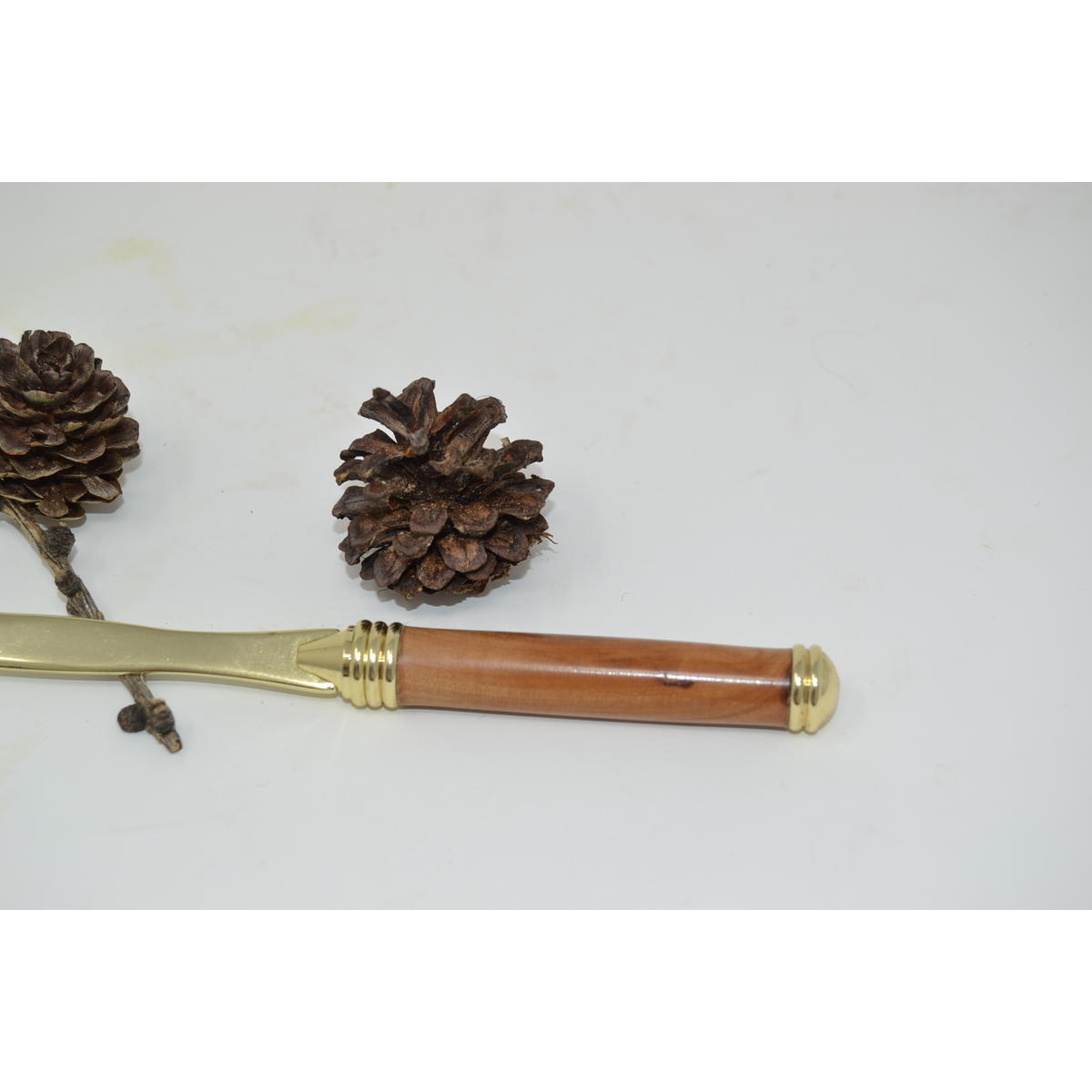 Holzbrieföffner aus Apfelholz, vergoldet