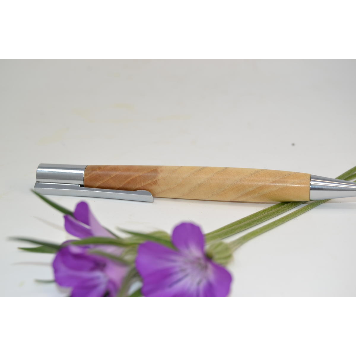Personalisierbarer Holzkugelschreiber mit Drehmechanismus aus Eschenholz