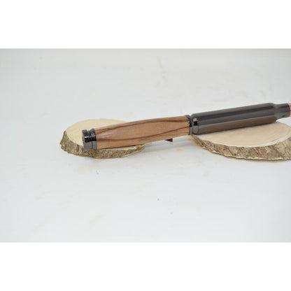 Holzkugelschreiber aus Zedernholz mit Drehmechanismus und Gewehr Applikation