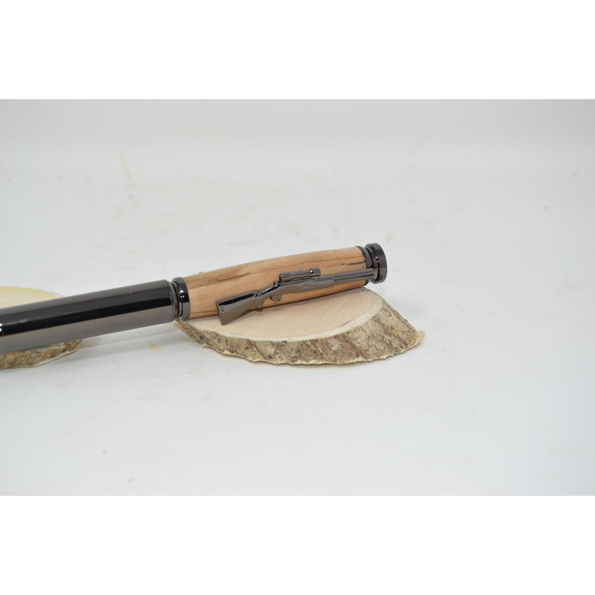 Holzkugelschreiber aus Zedernholz mit Drehmechanismus und Gewehr Applikation