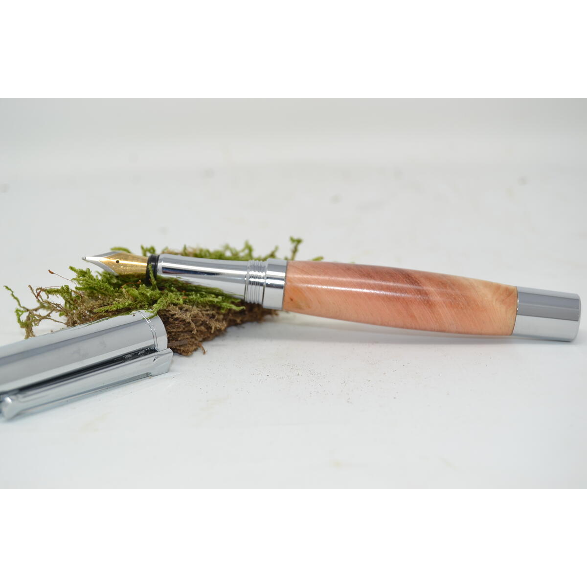 Holzfüllfeder aus Zirbenholz mit Schraubkappe