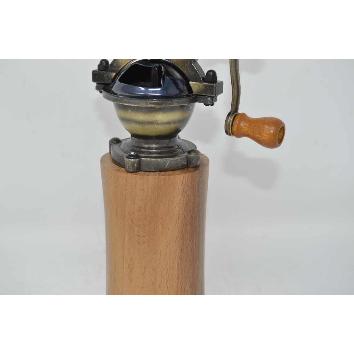 Holzgewürzmühle mit Kurbel aus Buchenholz in Antikoptik