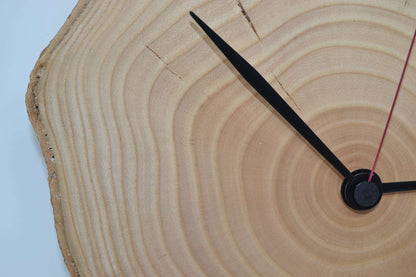 Holz Wanduhr 28x24cm aus Eschenholz Unikat Handarbeit