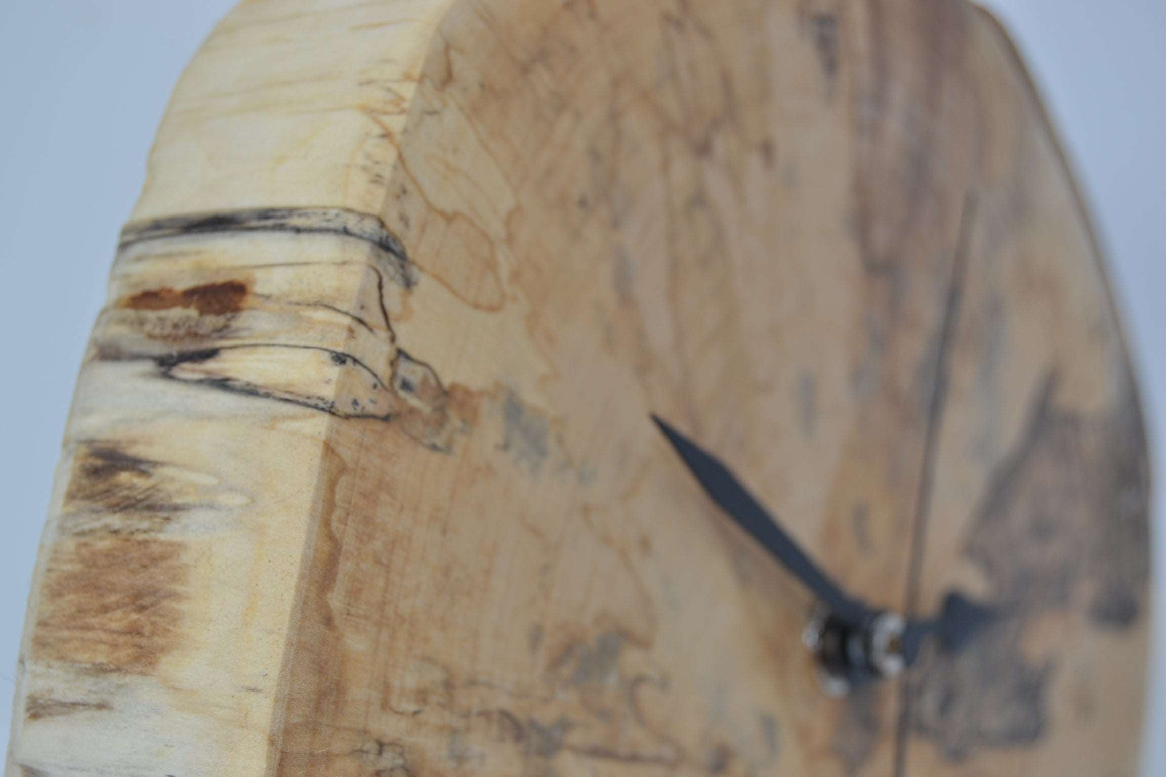 Holz Wanduhr 24x22cm aus Birke Unikat Handarbeit
