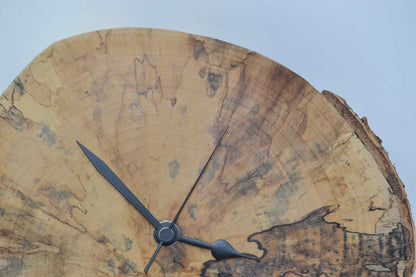 Holz Wanduhr 24x22cm aus Birke Unikat Handarbeit