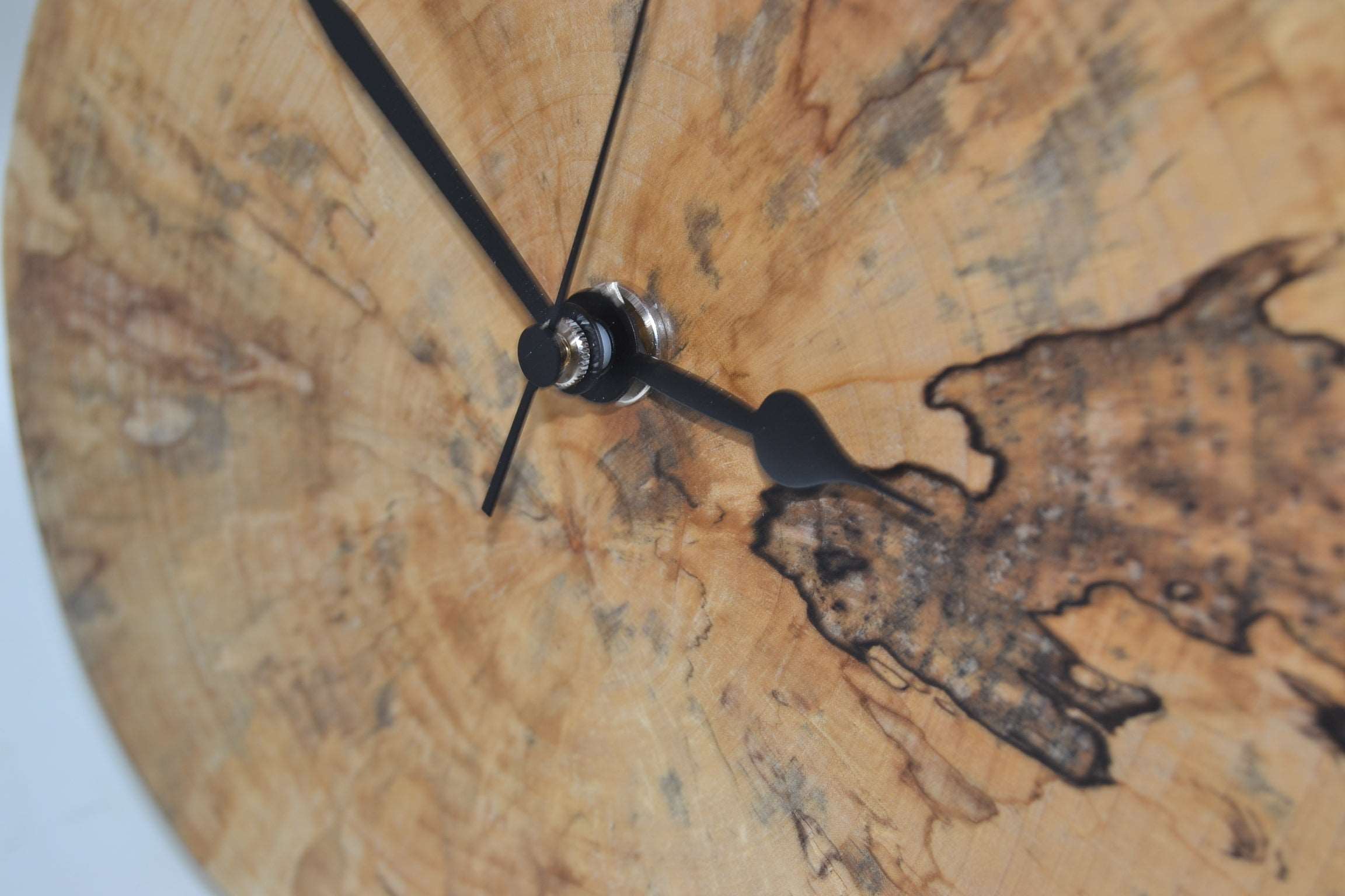 Holz Wanduhr 24x22cm aus Birke Unikat Handarbeit