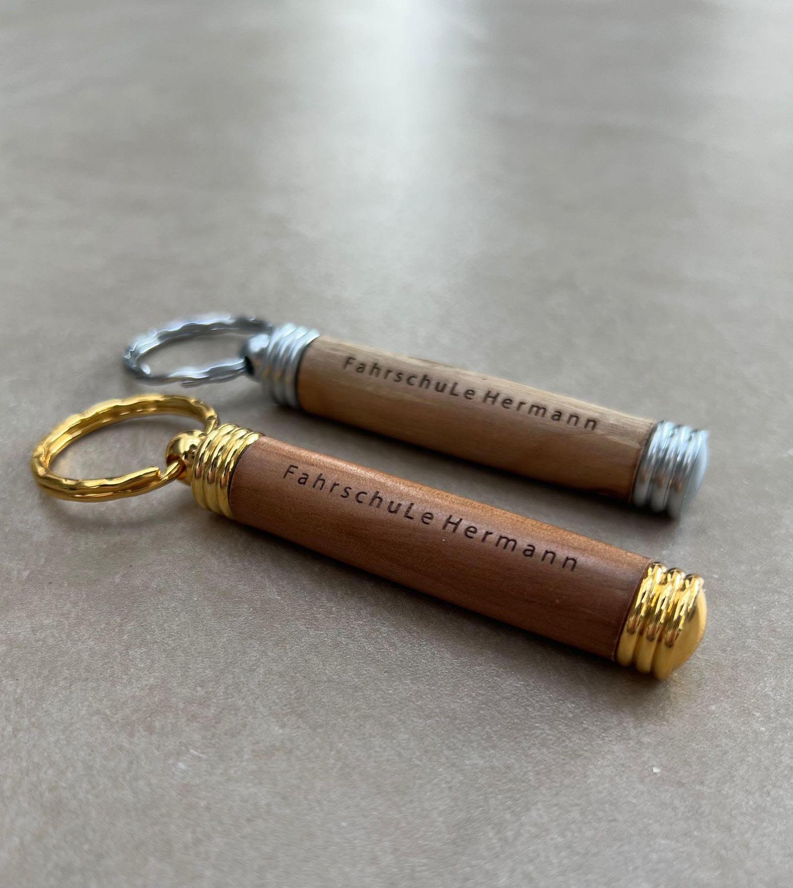 Personalisierte Schlüsselanhänger aus Holz