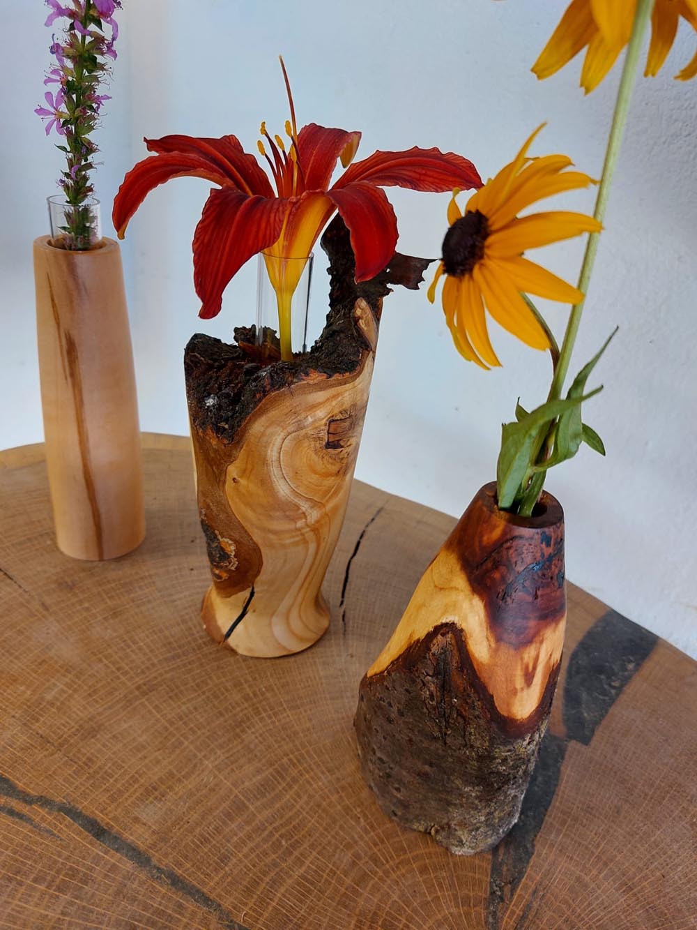 Verschiedene Blumenvasen aus Holz